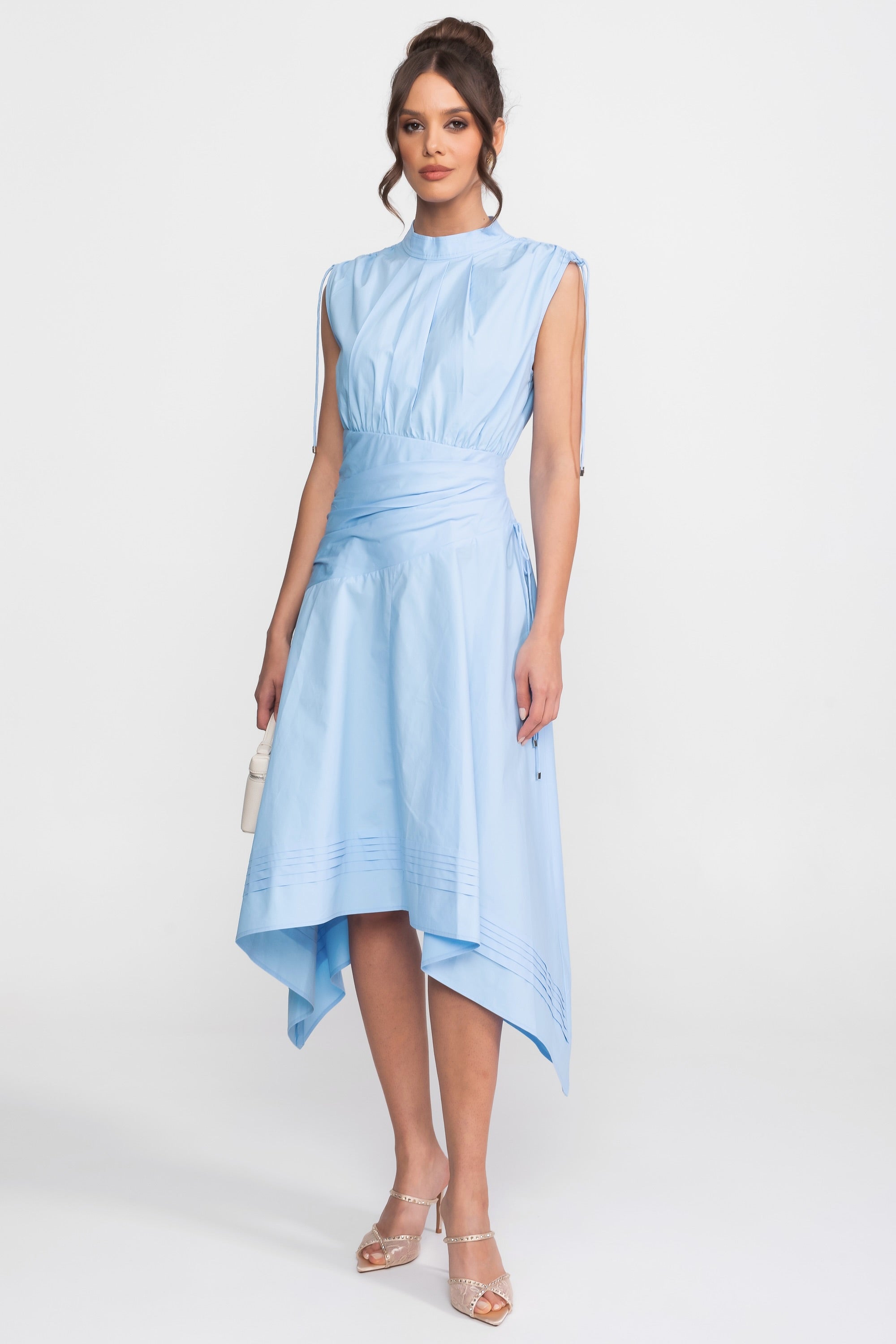 Ärmelloses asymmetrisches Midi-Kleid mit geraffter Taille und Zipfelsaum - Hellblau 