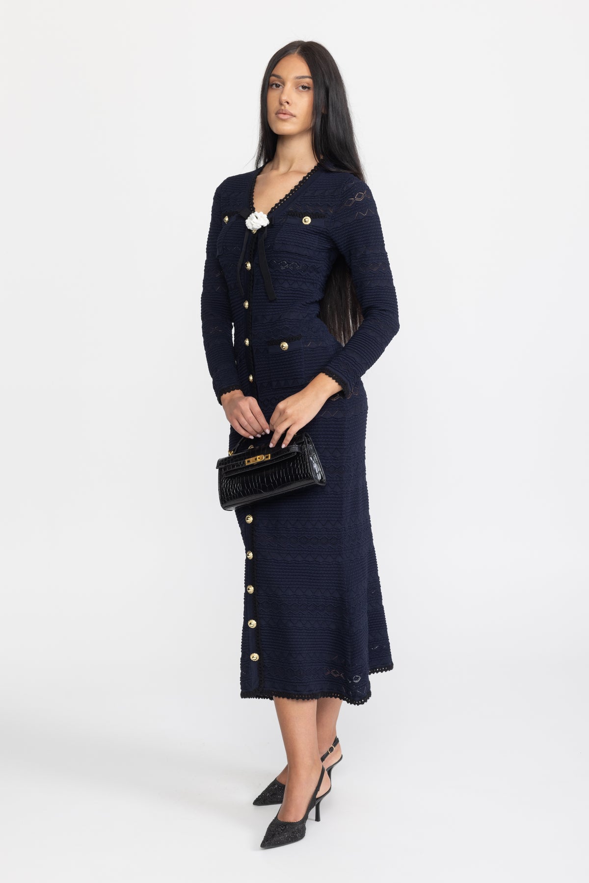 Midi-Strickkleid mit Knopfleiste, Häkelbesatz und Blumenbrosche - Marineblau 