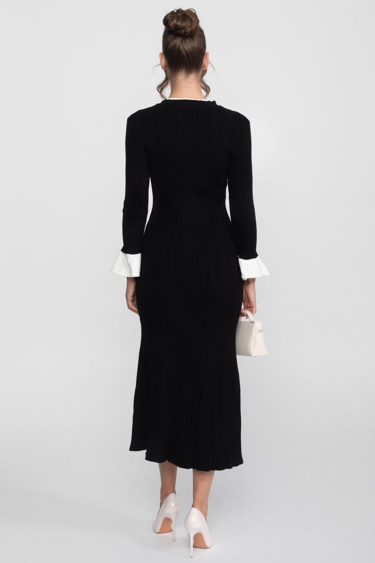 Geripptes Strick-Midi-Kleid mit weißen Manschetten und Kragen - Schwarz 