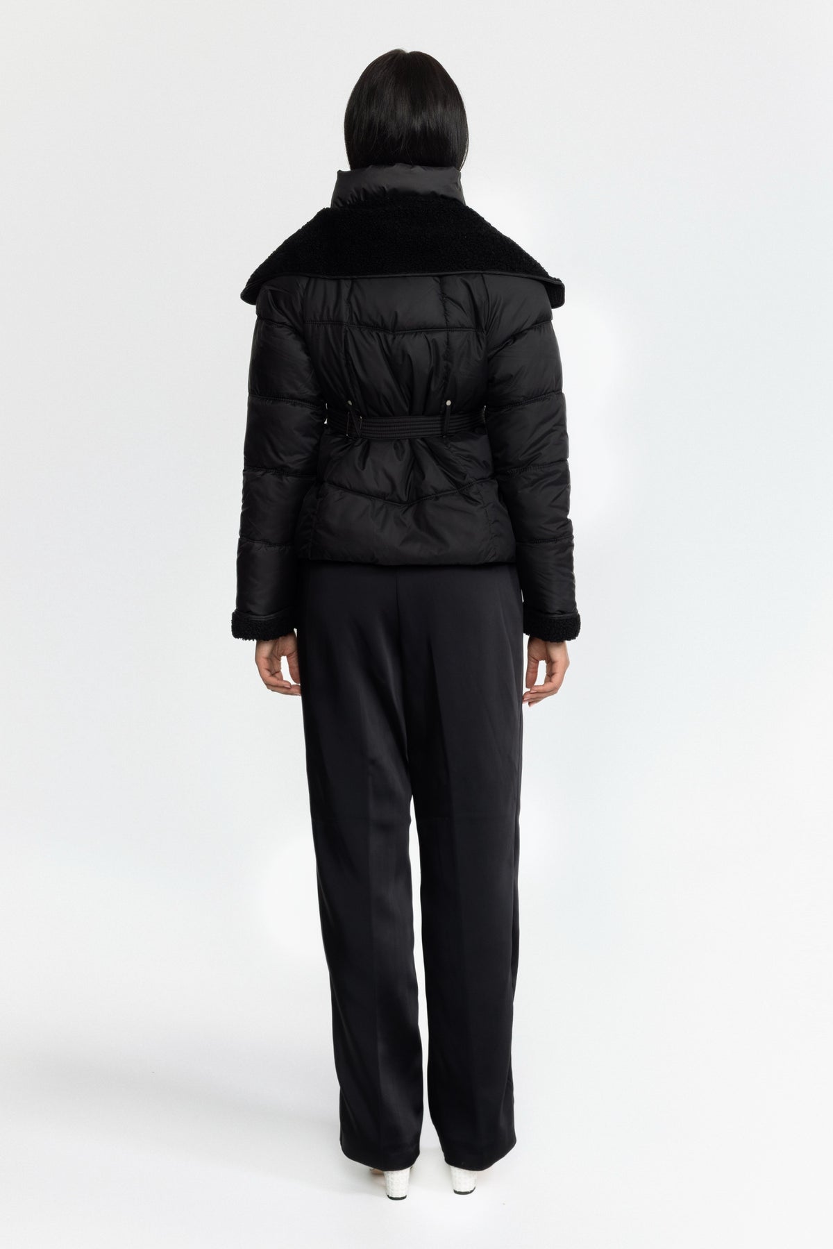 Gesteppte Daunenjacke mit Gürtel und Teddykragen - Schwarz 