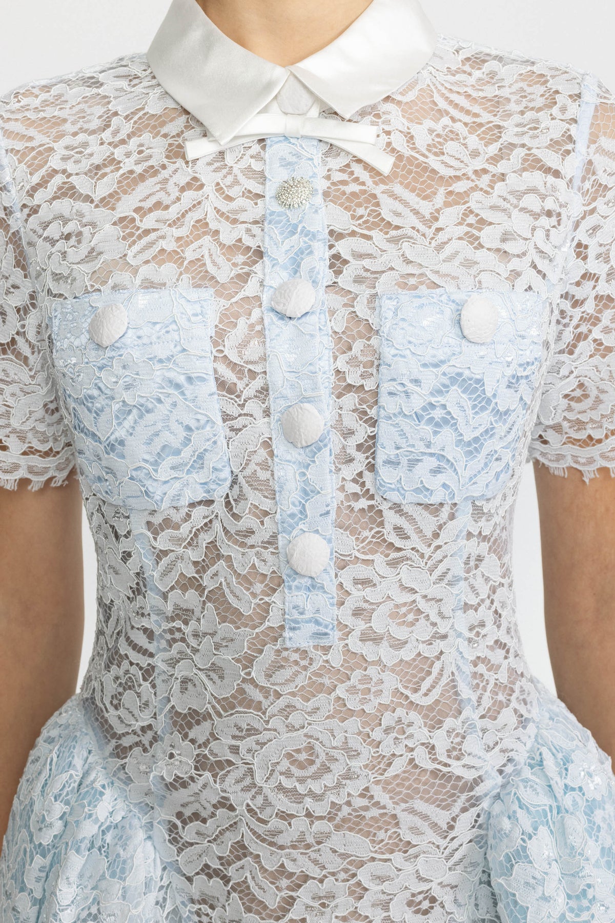 Mini-Bubble-Kleid aus Spitze mit Satin-Kragen - Hellblau 