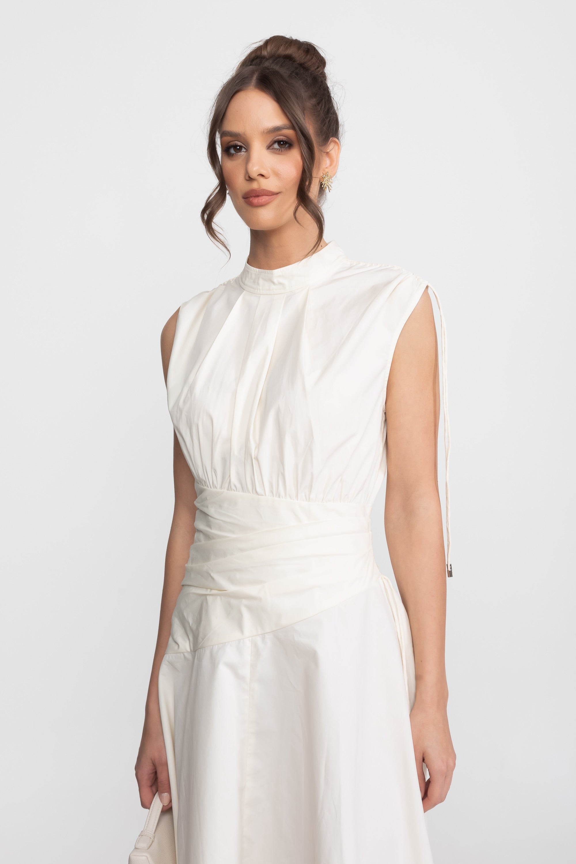 Ärmelloses asymmetrisches Midi-Kleid mit geraffter Taille und Zipfelsaum - Weiß 