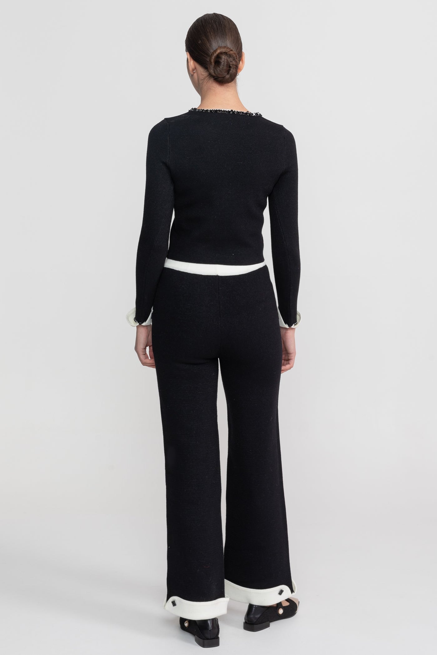 Langärbiges Strick-Co-Ord-Set mit kontrastierendem Besatz und funkelnden Verzierungen - Schwarz 