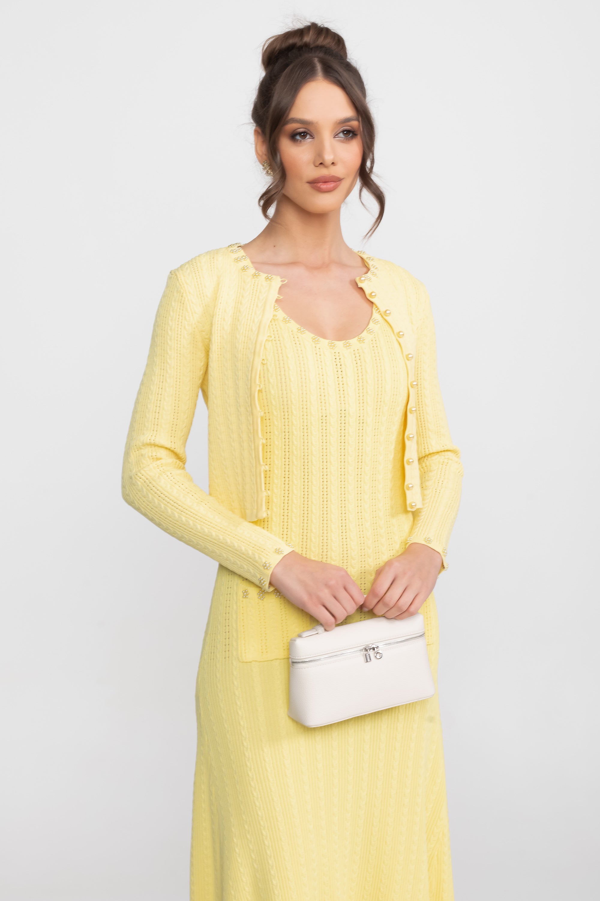 Rippenstrick-Kleid- und Cardigan-Set mit Perlenknopf-Details – Gelb 