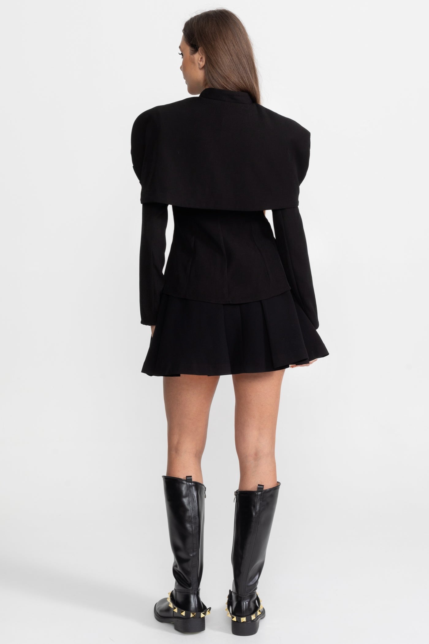 Maßgeschneiderter Blazer mit skulpturalem Cape-Overlay und goldenen Knöpfen – Schwarz 