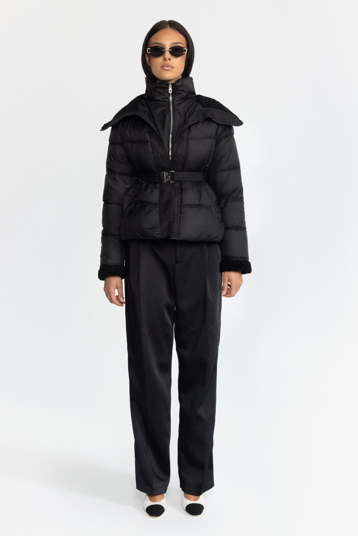 Gesteppte Daunenjacke mit Gürtel und Teddykragen - Schwarz 