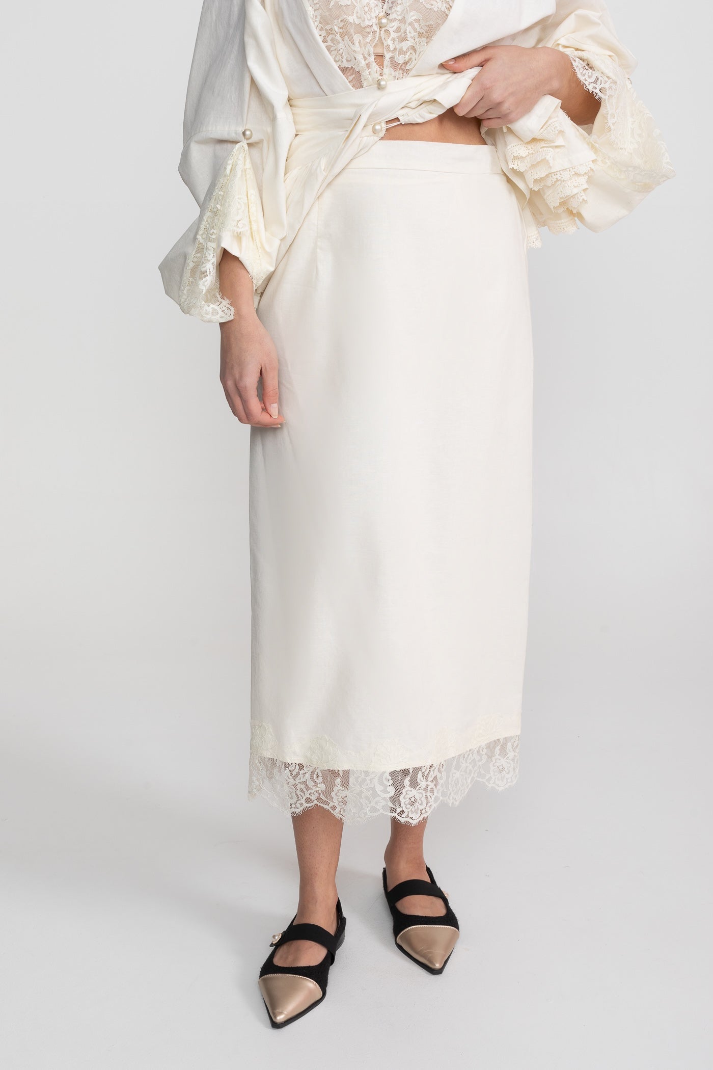 Tailliertes Peplum-Co-Ord-Set mit Spitzeneinsätzen - Ivoire 