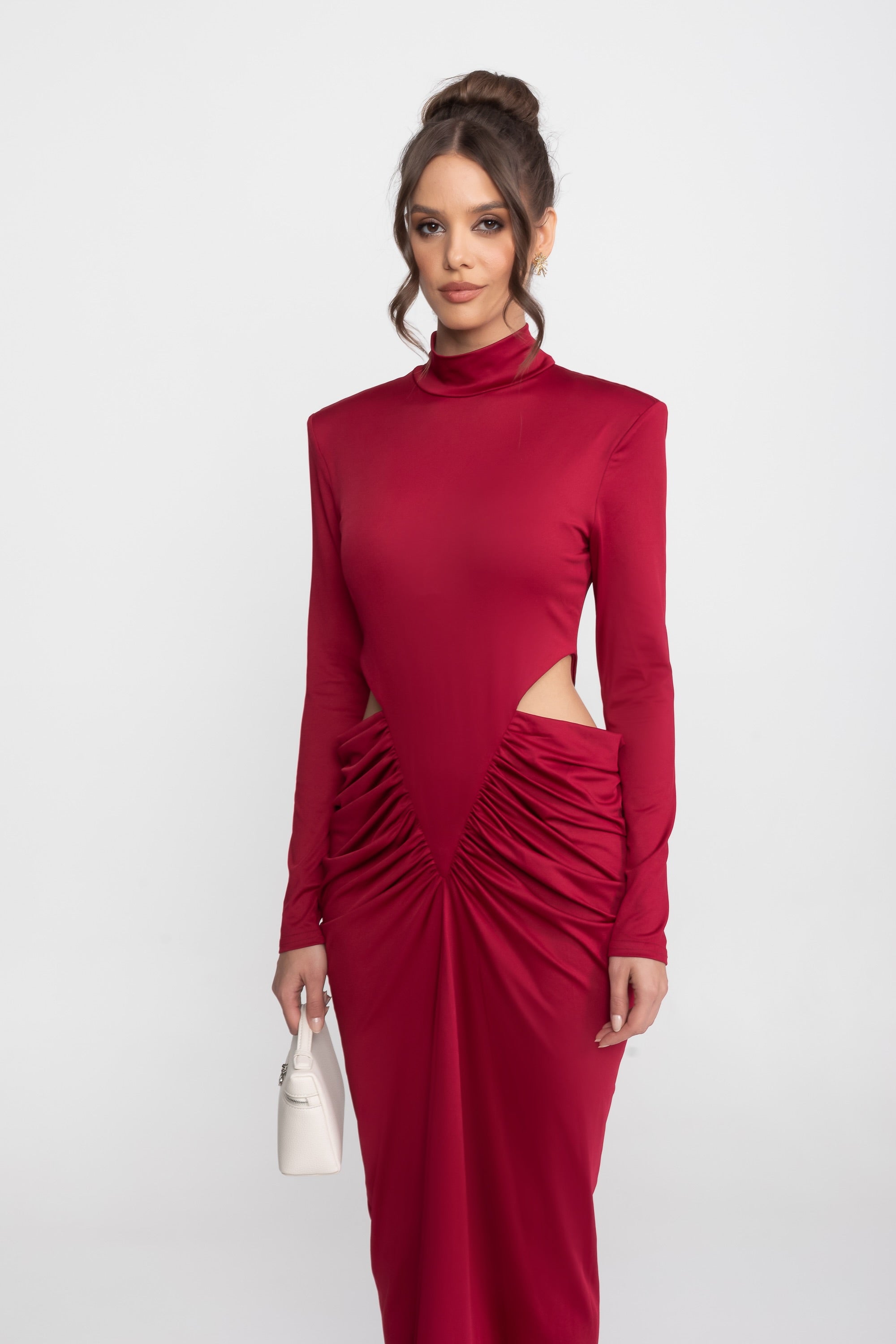 Maxikleid mit hohem Kragen, langen Ärmeln und Cut-out-Detail an der Taille - Rot 