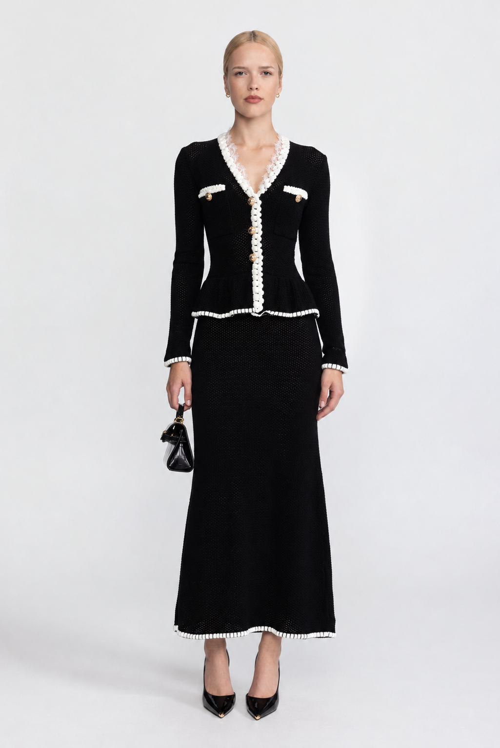 Maxikleid aus Häkelstrick mit Spitzenbesatz und Schößchen - Schwarz 