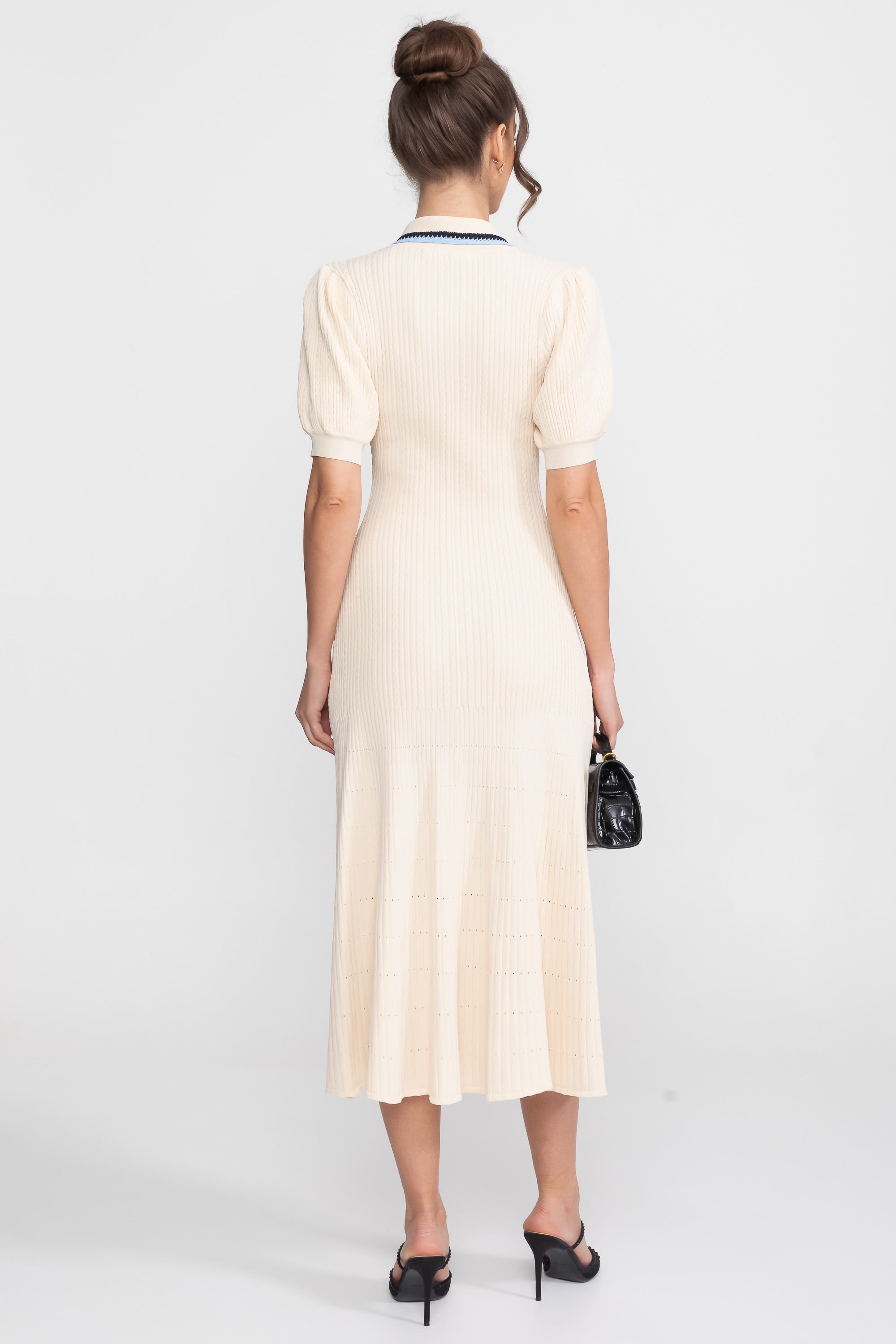 Strick-Midi-Kleid mit kurzen Ärmeln, Polokragen und Monogramm-Patch - Creme 