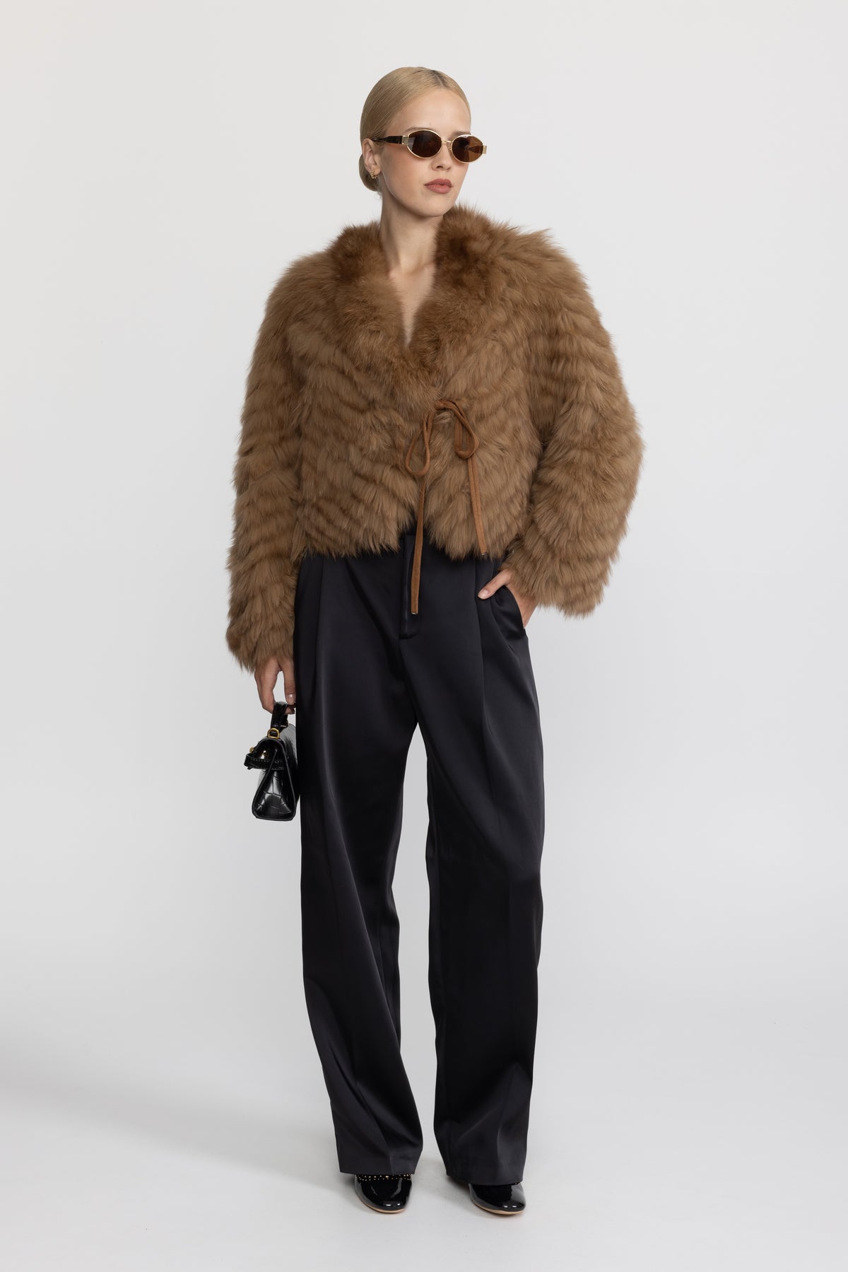 Kurzjacke aus Chevron-Fuchspelz mit Bindegürtel - Camel 