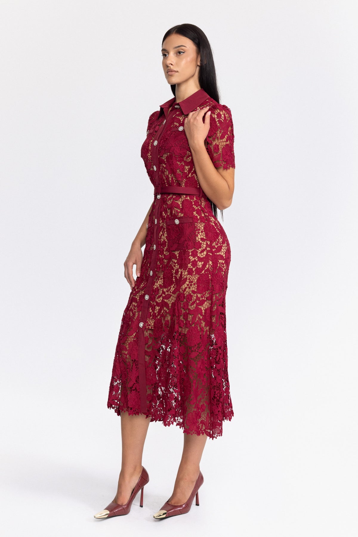 Midi-Hemdblusenkleid aus Guipure-Spitze mit Kristallknöpfen – Weinrot 