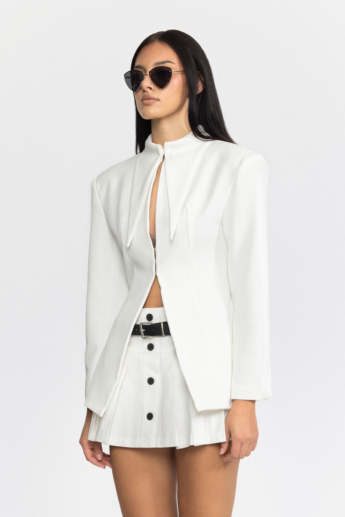 Taillierter Blazer mit spitzem Kragen und Hakenverschluss vorn – Weiß 