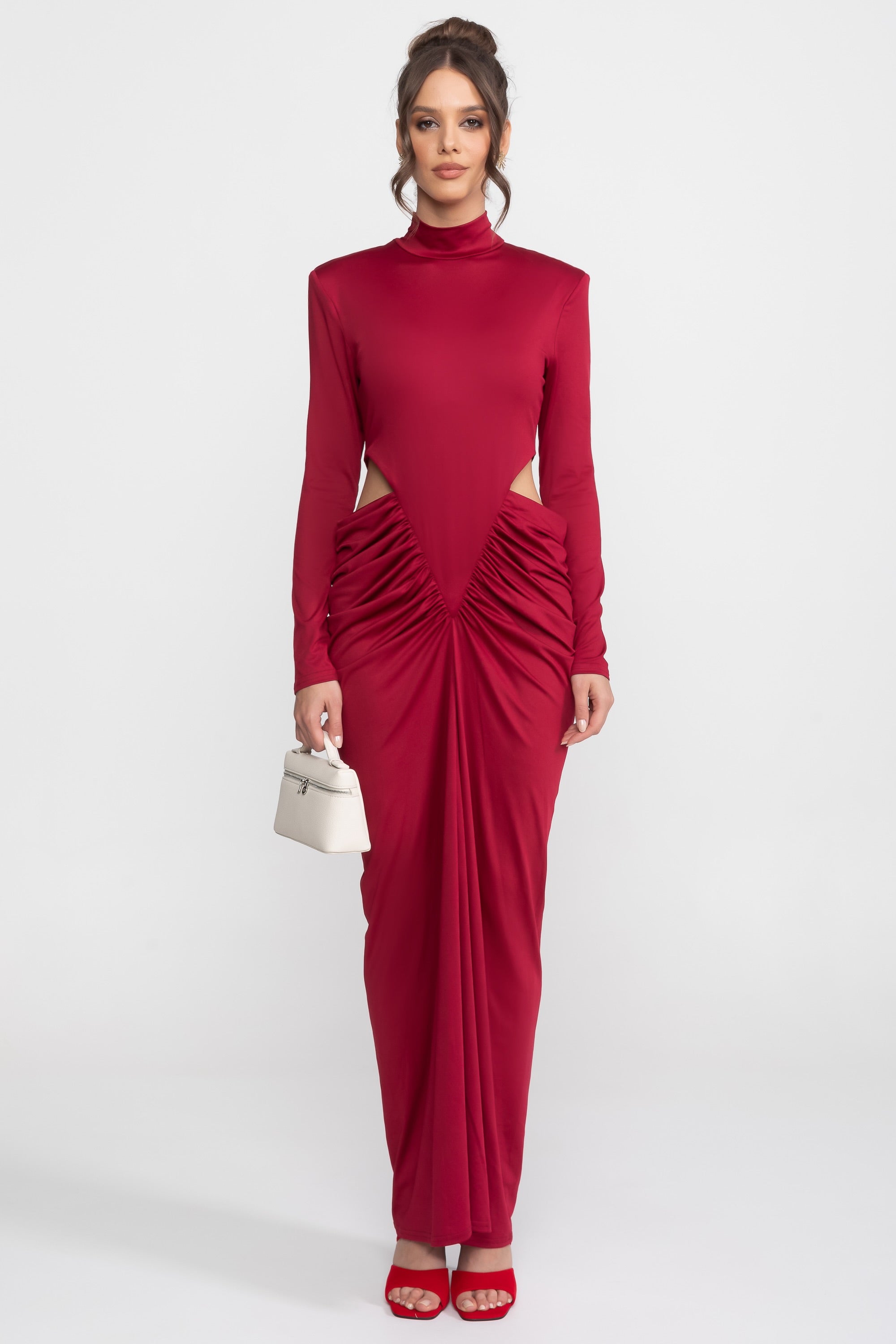 Maxikleid mit hohem Kragen, langen Ärmeln und Cut-out-Detail an der Taille - Rot 