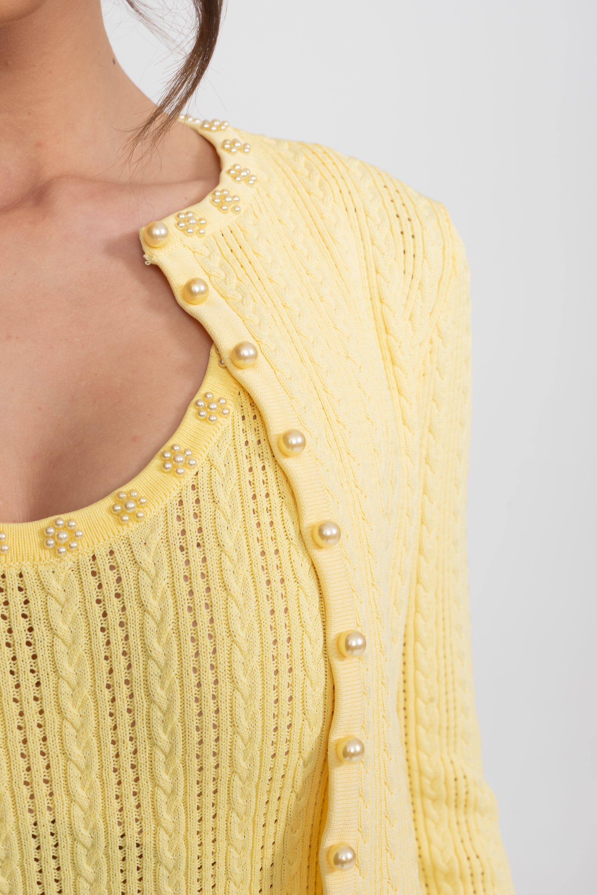 Rippenstrick-Kleid- und Cardigan-Set mit Perlenknopf-Details – Gelb 