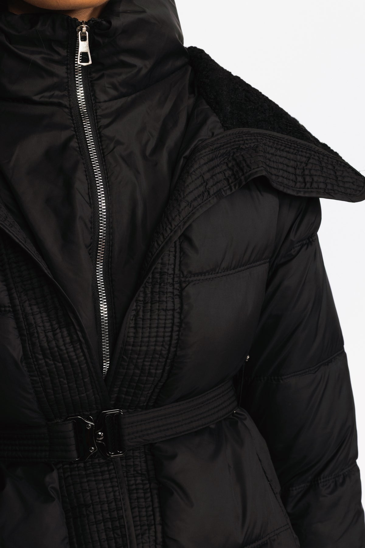 Gesteppte Daunenjacke mit Gürtel und Teddykragen - Schwarz 