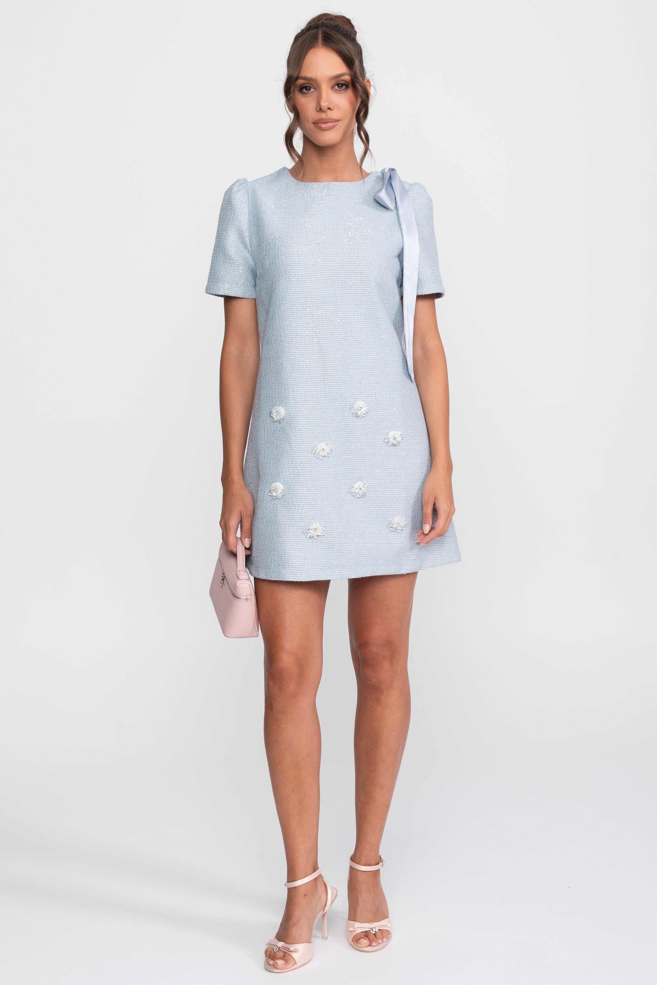 Mini-Kleid aus Pailletten-Tweed mit Schleifen-Schulter und funkelnden Blumen – Hellblau 