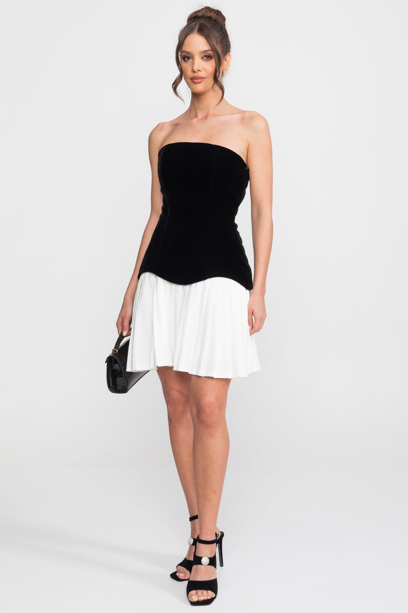 Schulterfreies Samt-Minikleid mit kontrastierendem Faltenrock - Schwarz 
