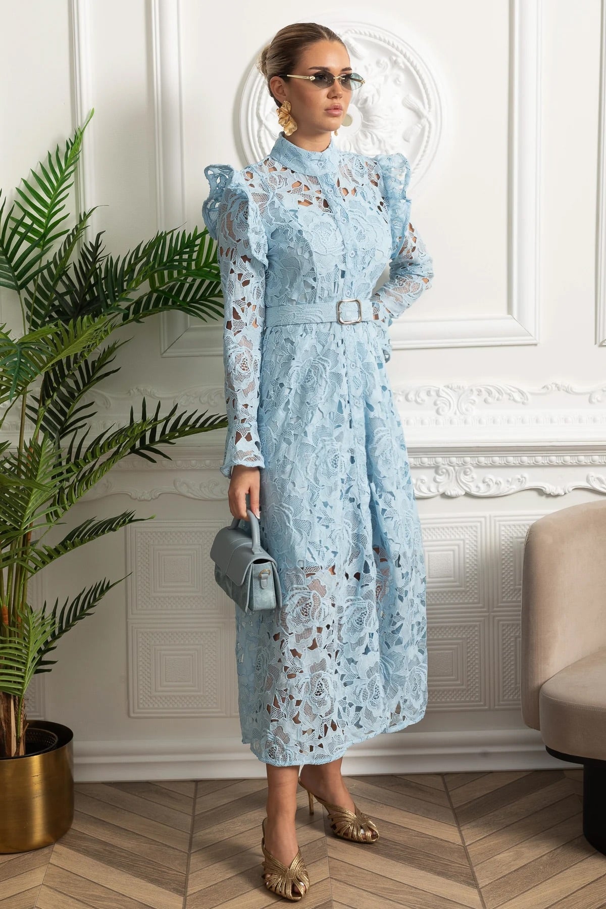 Spitzen-Midikleid mit Rüschen-Schultern und floralen Details – Blau 