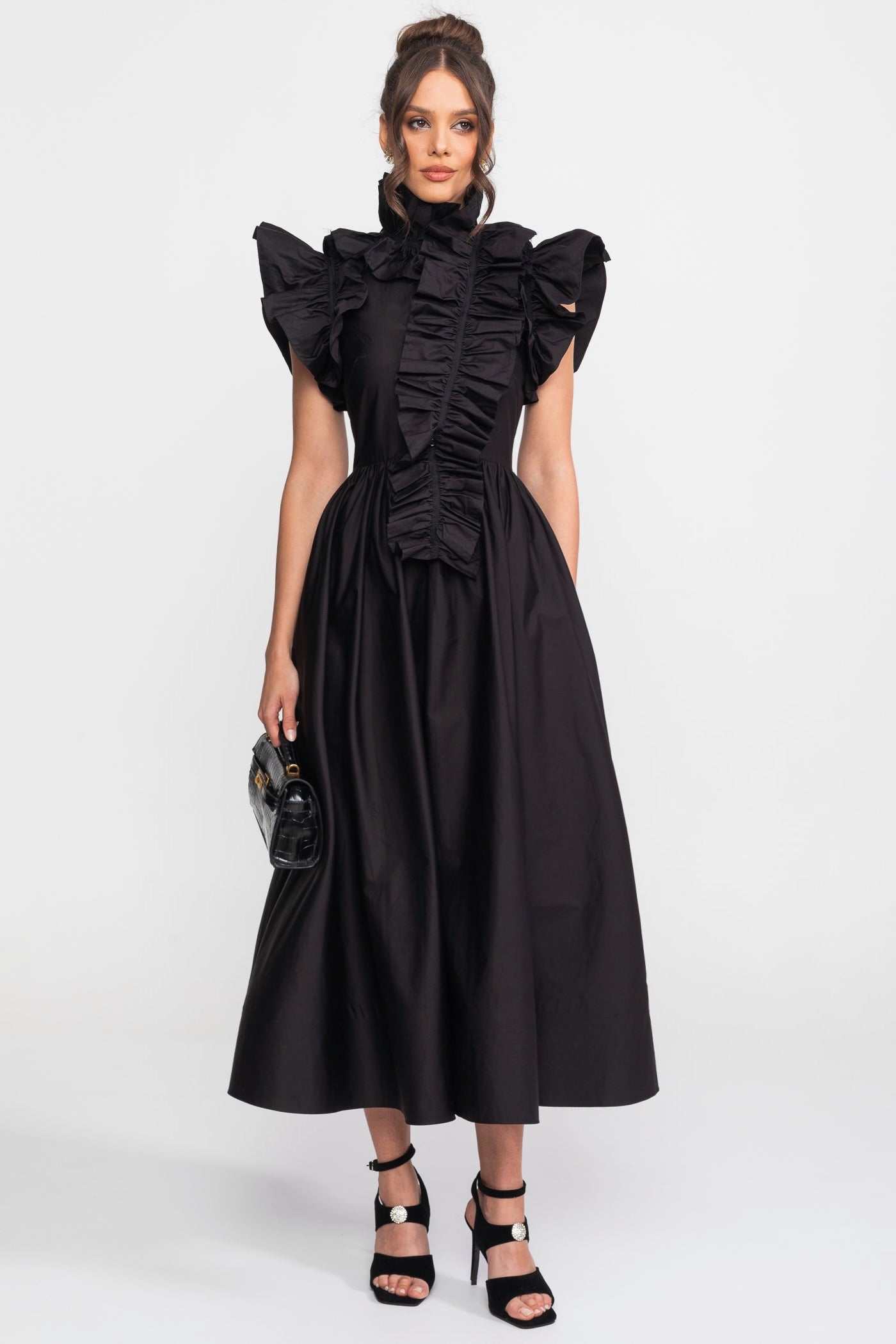 Maxikleid mit hohem Kragen und dramatischer Rüschen-Bib vorne - Schwarz 