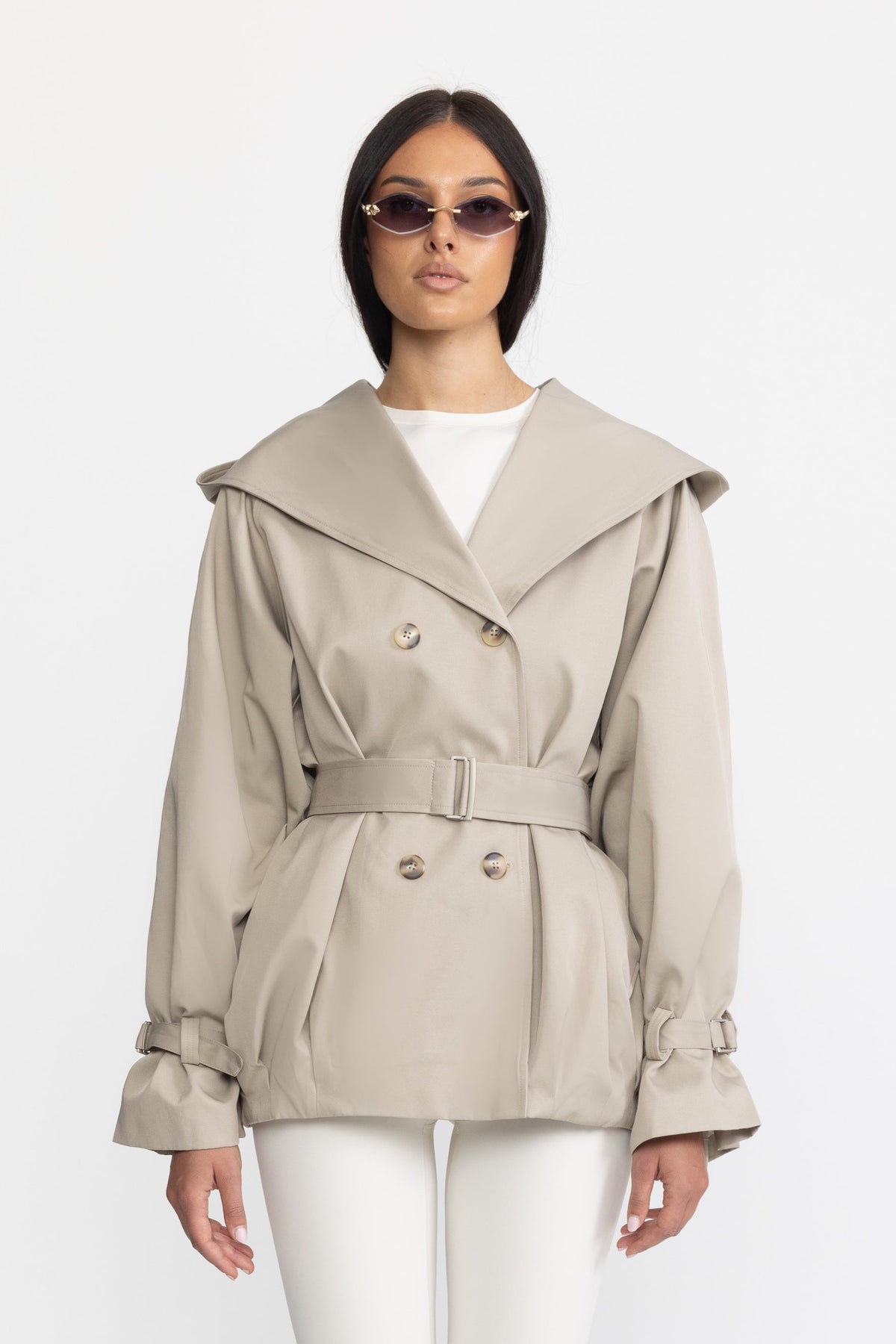 Doppelreihige Trenchjacke mit Kapuze und Gürtel - Stone 