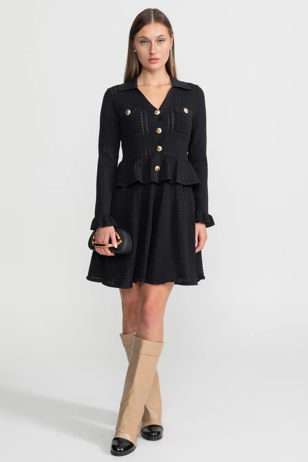 Strick-Minikleid mit Peplum-Taille und goldenen Knopfdetails - Schwarz 