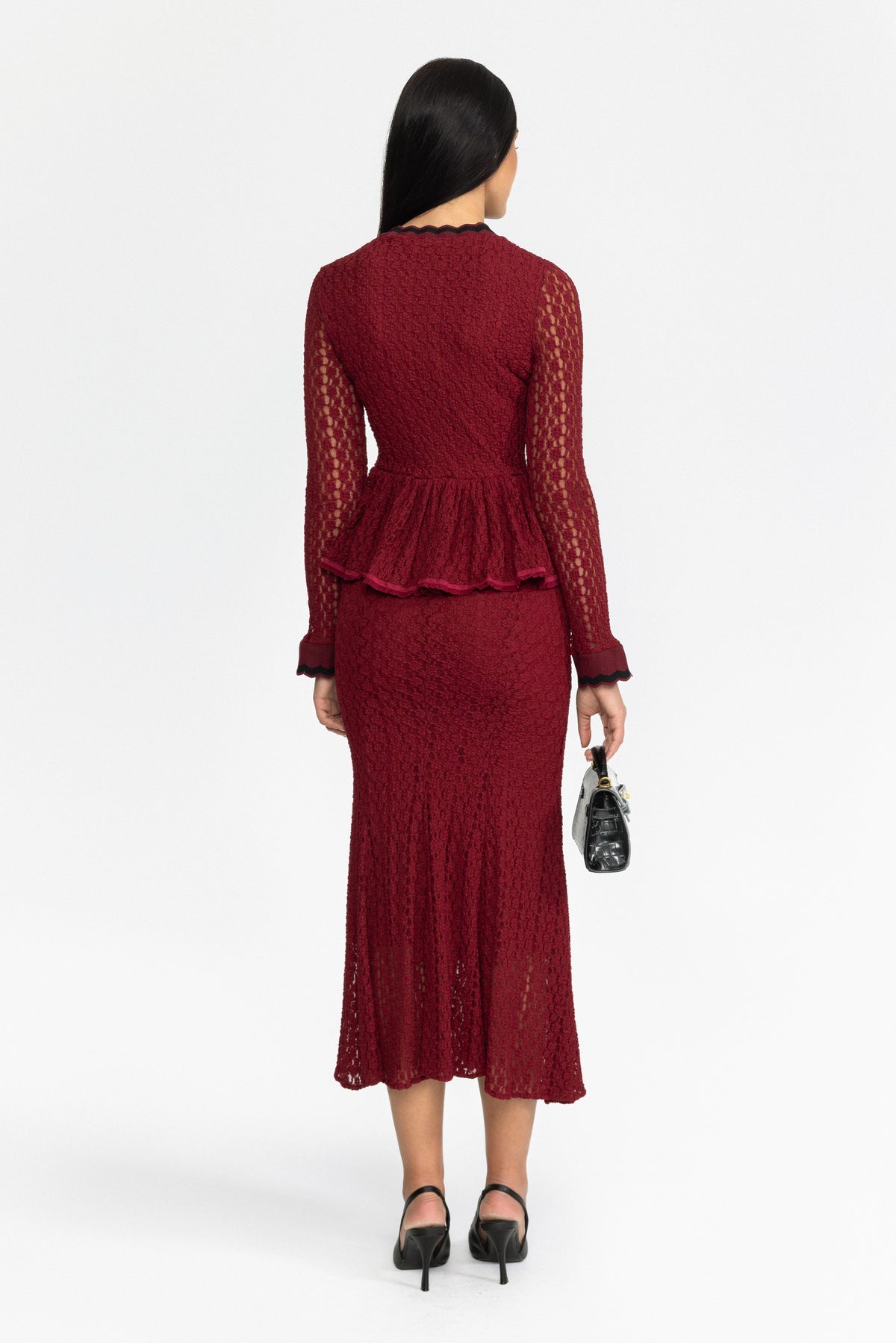 Midi-Kleid aus Häkelstrick mit Schößchen und Ric-Rac-Besatz - Weinrot 