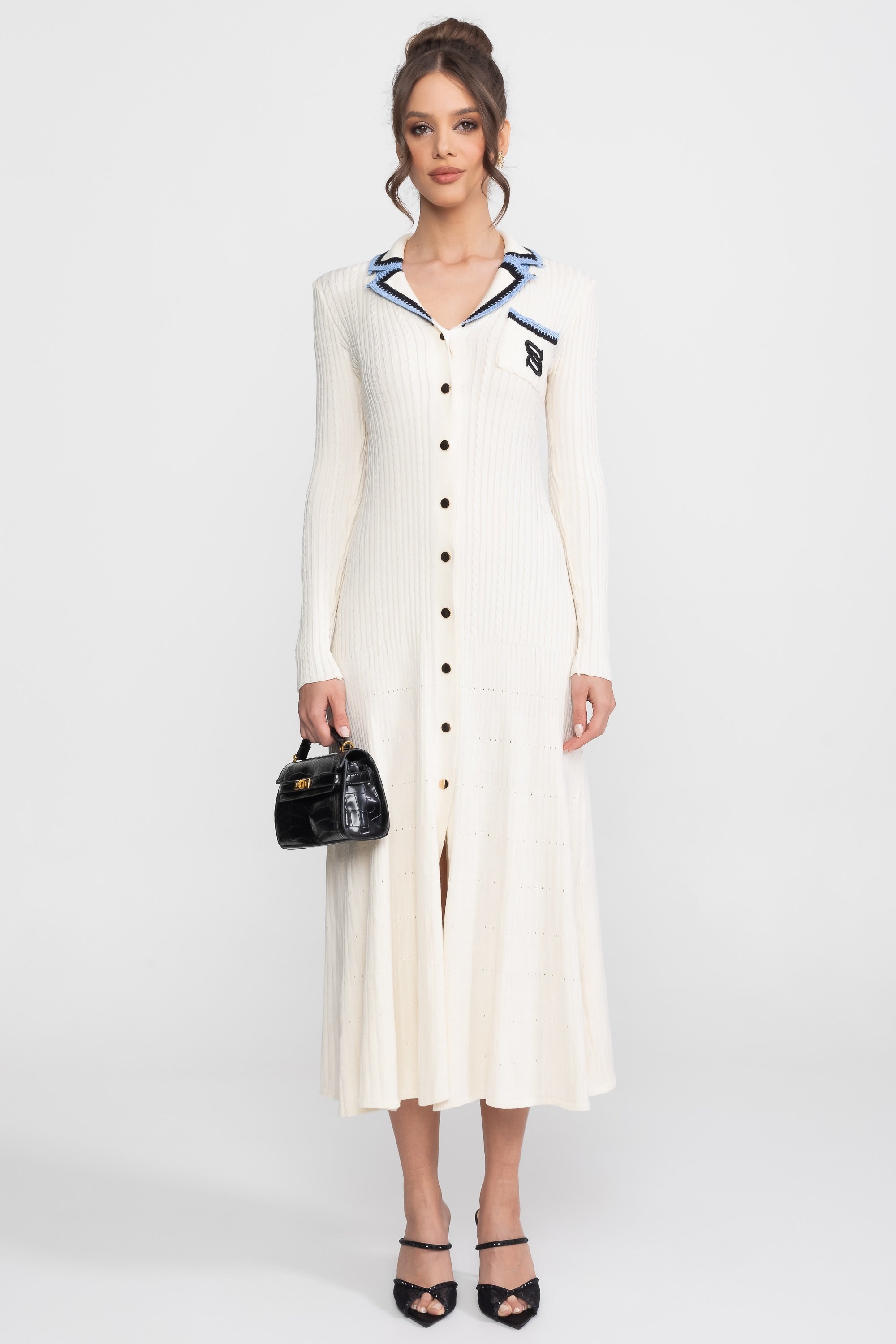 Strick-Midi-Kleid mit langen Ärmeln, Polokragen und Monogramm-Patch - Ivoire 
