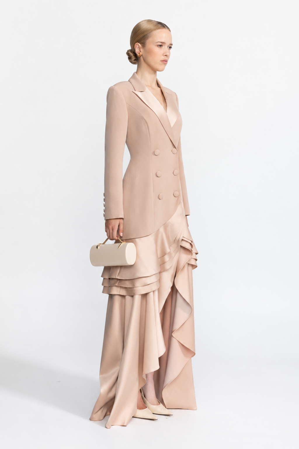 Maxikleid aus Satin mit Volantsaum und doppelreihiger Blazer-Front - Beige 