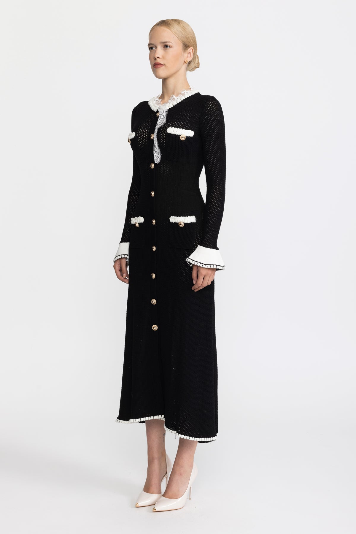 Midi-Kleid aus Pointelle-Strick mit Spitzenbesatz und Knopfleiste - Schwarz 