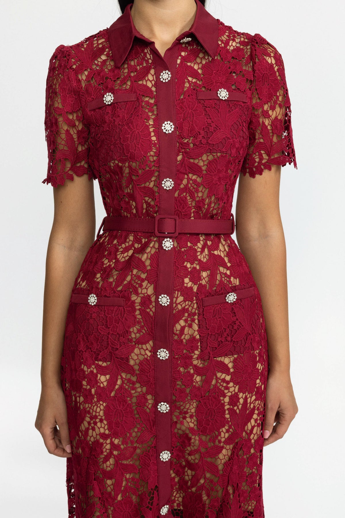 Midi-Hemdblusenkleid aus Guipure-Spitze mit Kristallknöpfen – Weinrot 