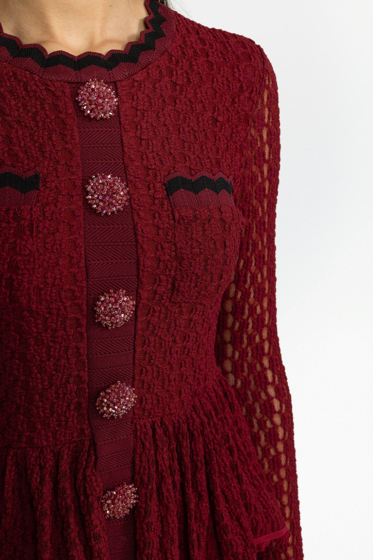 Midi-Kleid aus Häkelstrick mit Schößchen und Ric-Rac-Besatz - Weinrot 