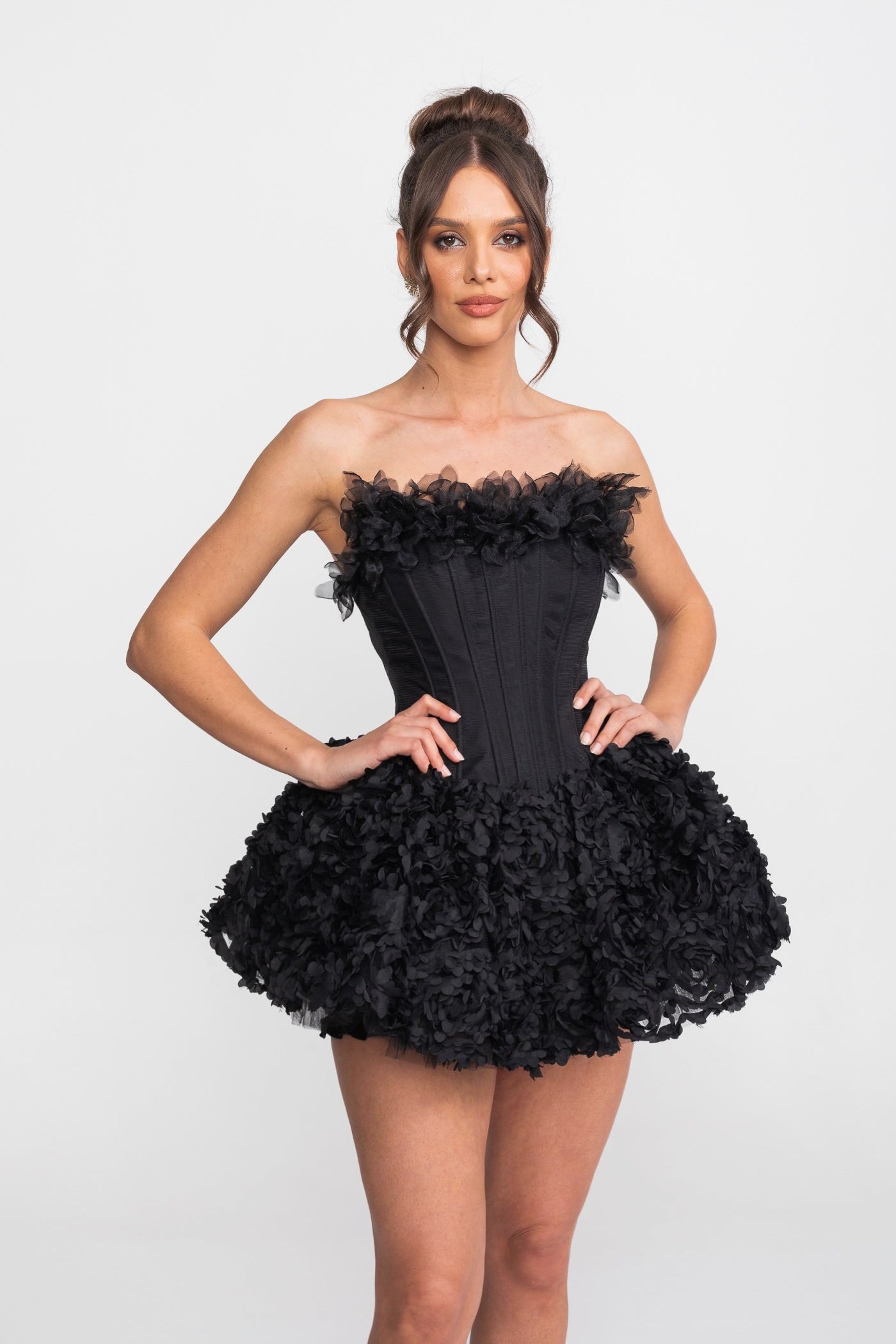 Trägerloses Korsett-Minikleid mit 3D-Rosen-Applikation am Rock - Schwarz 