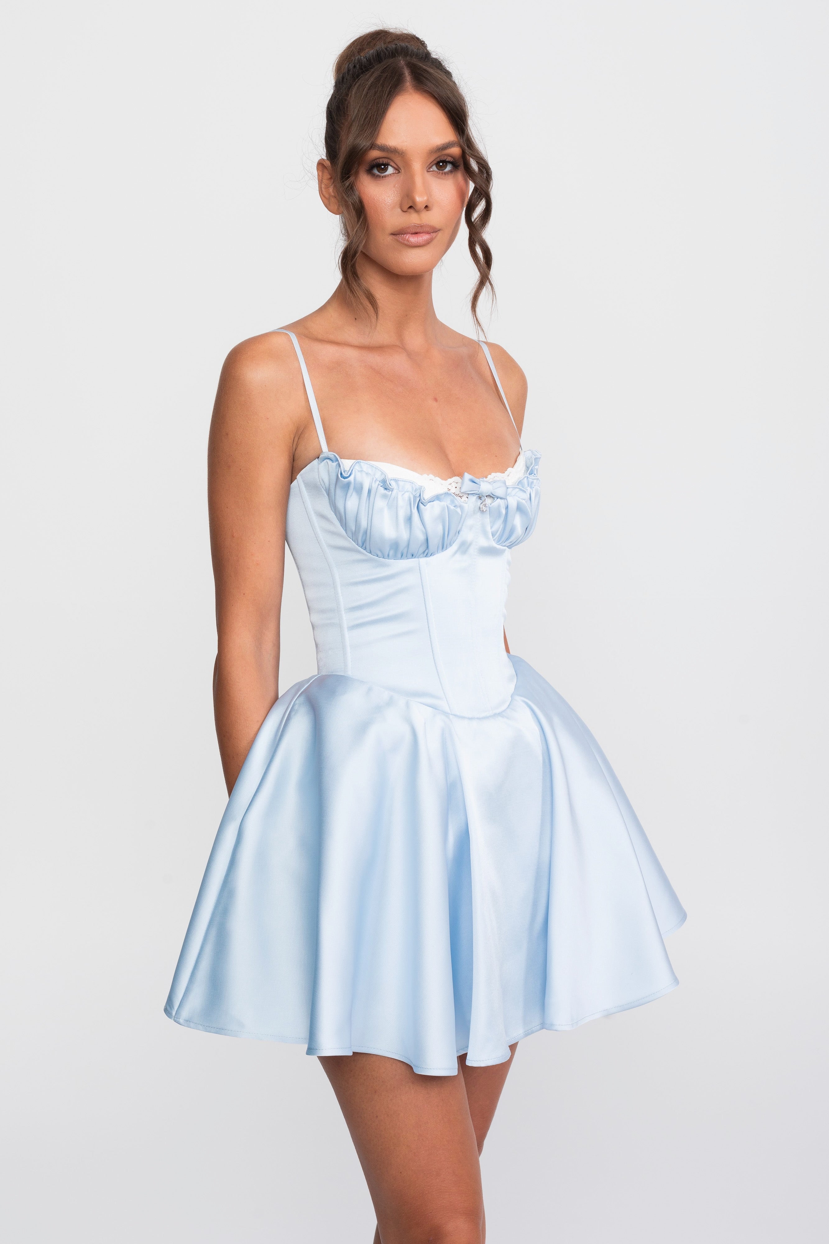 Fit-and-Flare-Kleid mit Rüschen und Sweetheart-Ausschnitt mit Spitzenbesatz - Blau 