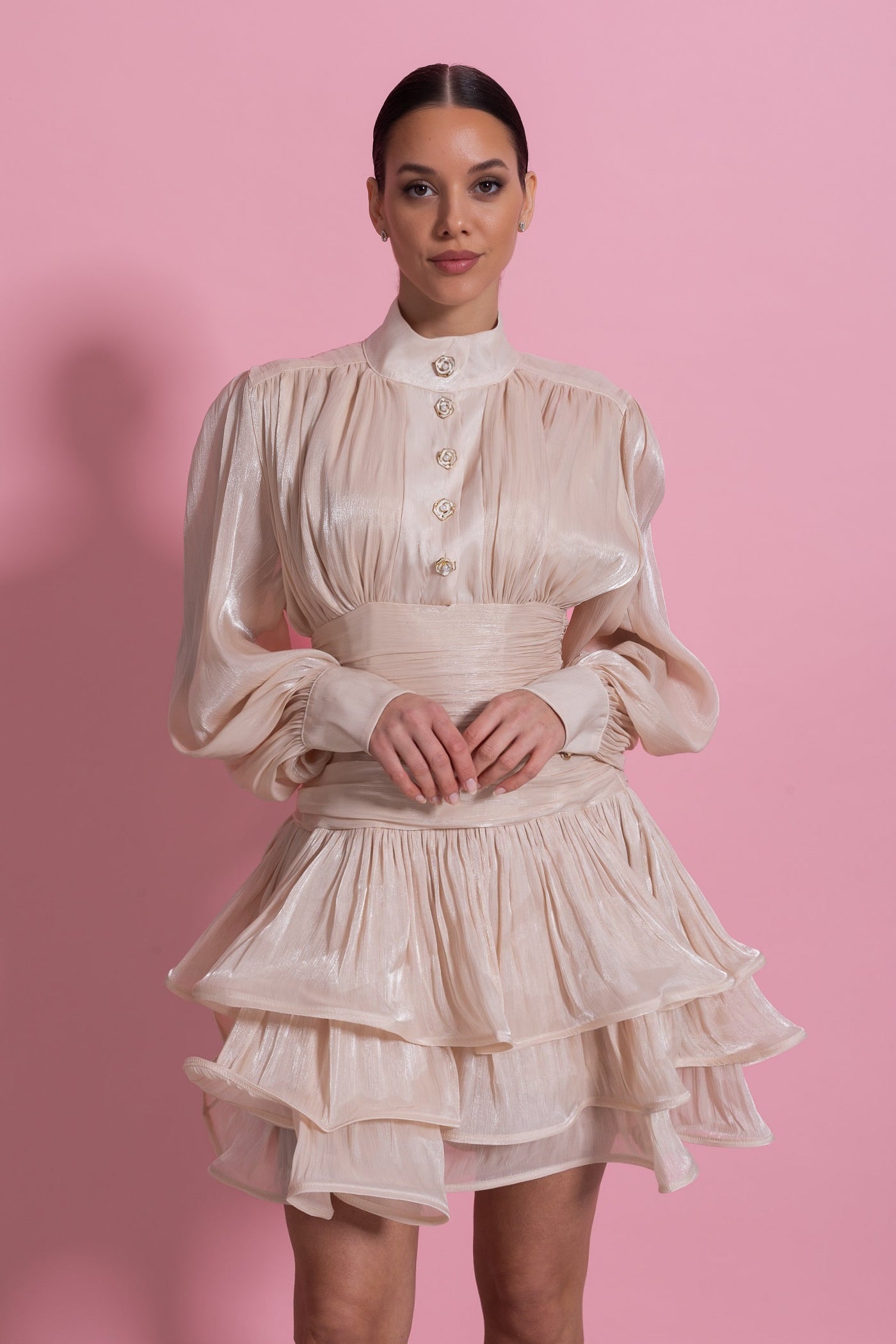 Langes, drapiertes Minikleid mit Stufenvolant-Rock - Champagne 