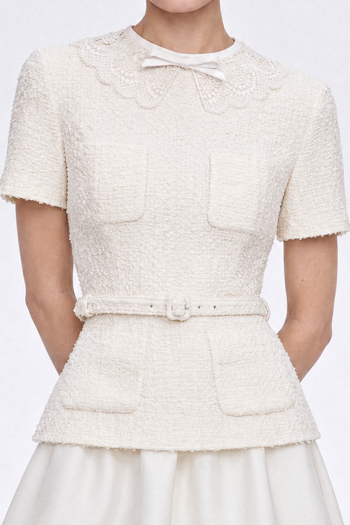 Tweed-Peplum-Midi-Kleid mit Spitzenkragen - Ivoire 