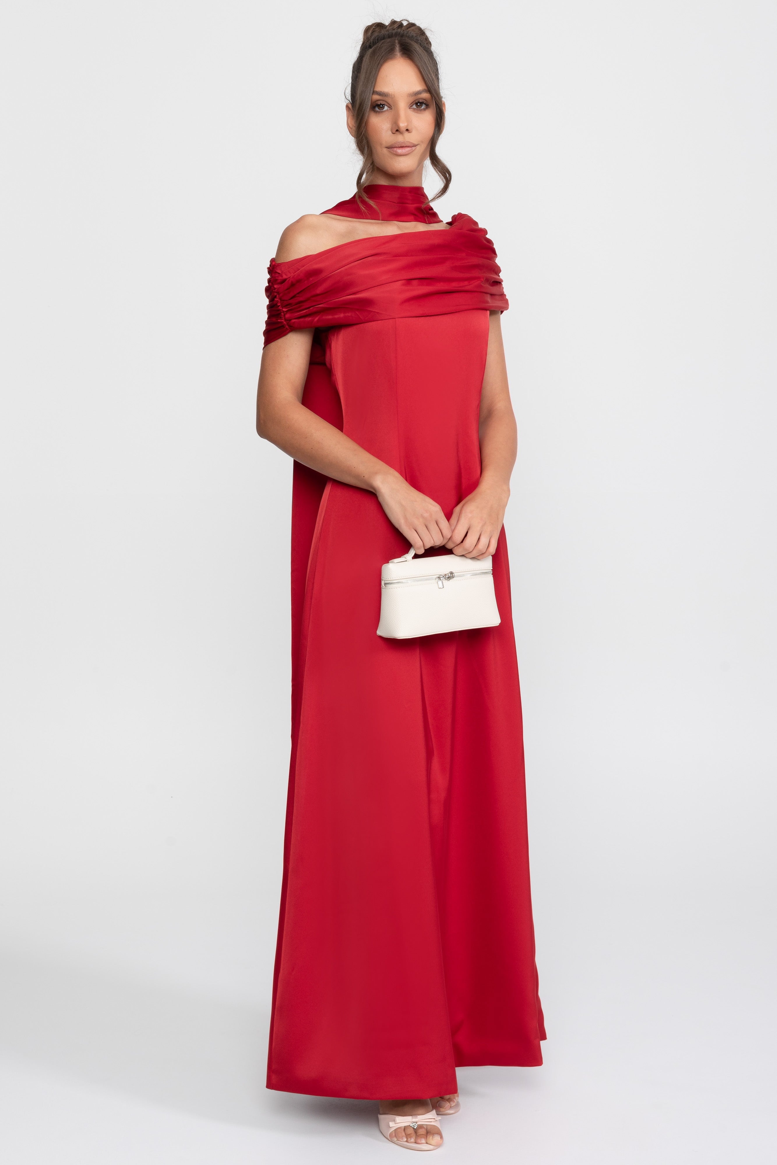 Ein Schulterfreies, Drapiertes Satin-Abendkleid Mit Raffierter Wickeloptik – Rot 