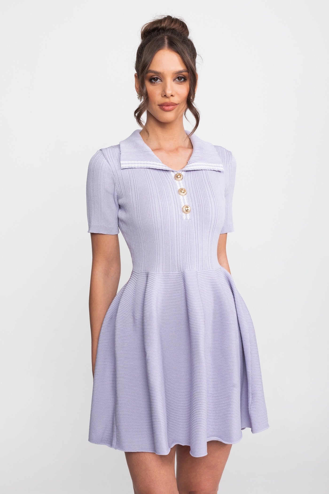 Geripptes Strick-Minikleid mit offenem Polokragen und Schmuckknöpfen - Lilac 