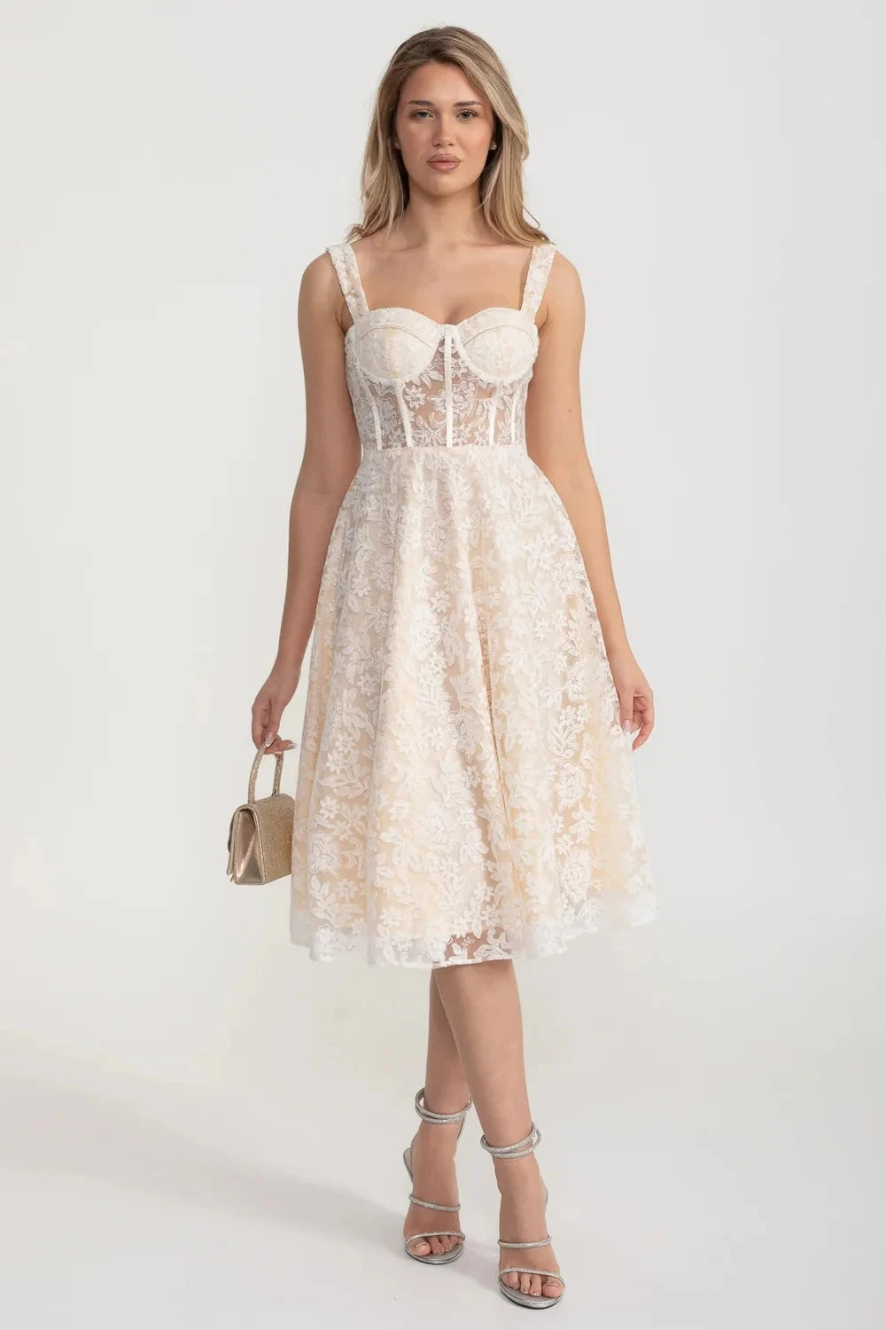 Elegant Lace Dress With Fitted Bodice And Delicate Floral Patterns - Ivoire