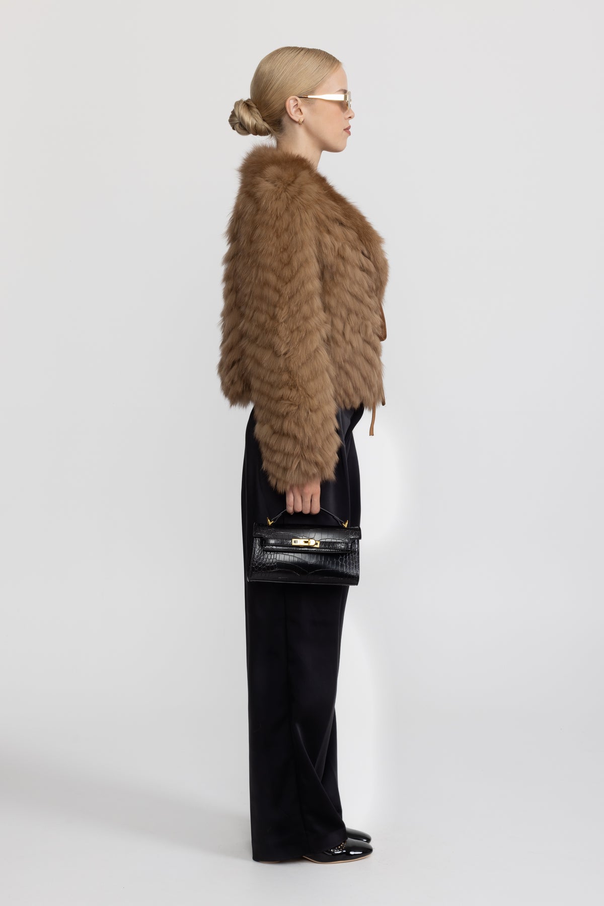 Kurzjacke aus Chevron-Fuchspelz mit Bindegürtel - Camel 