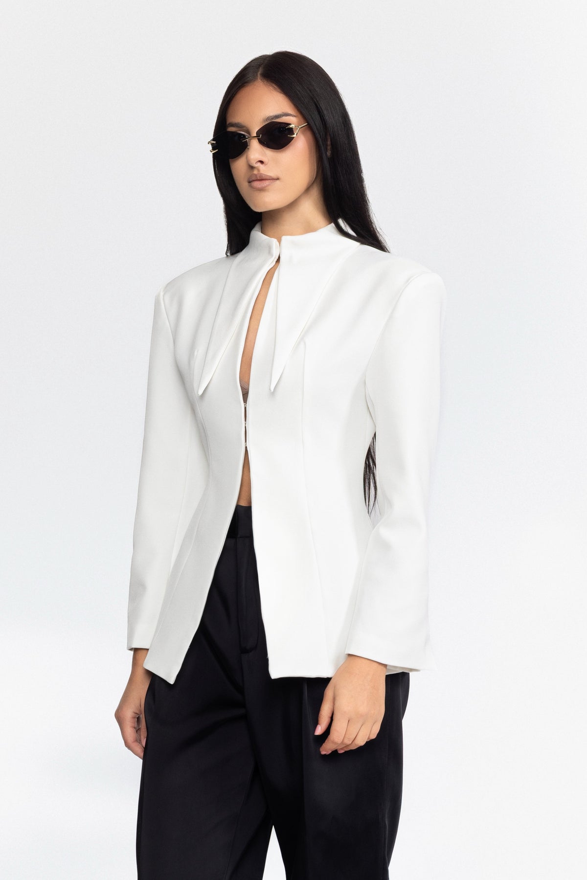 Taillierter Blazer mit spitzem Kragen und Hakenverschluss vorn – Weiß 