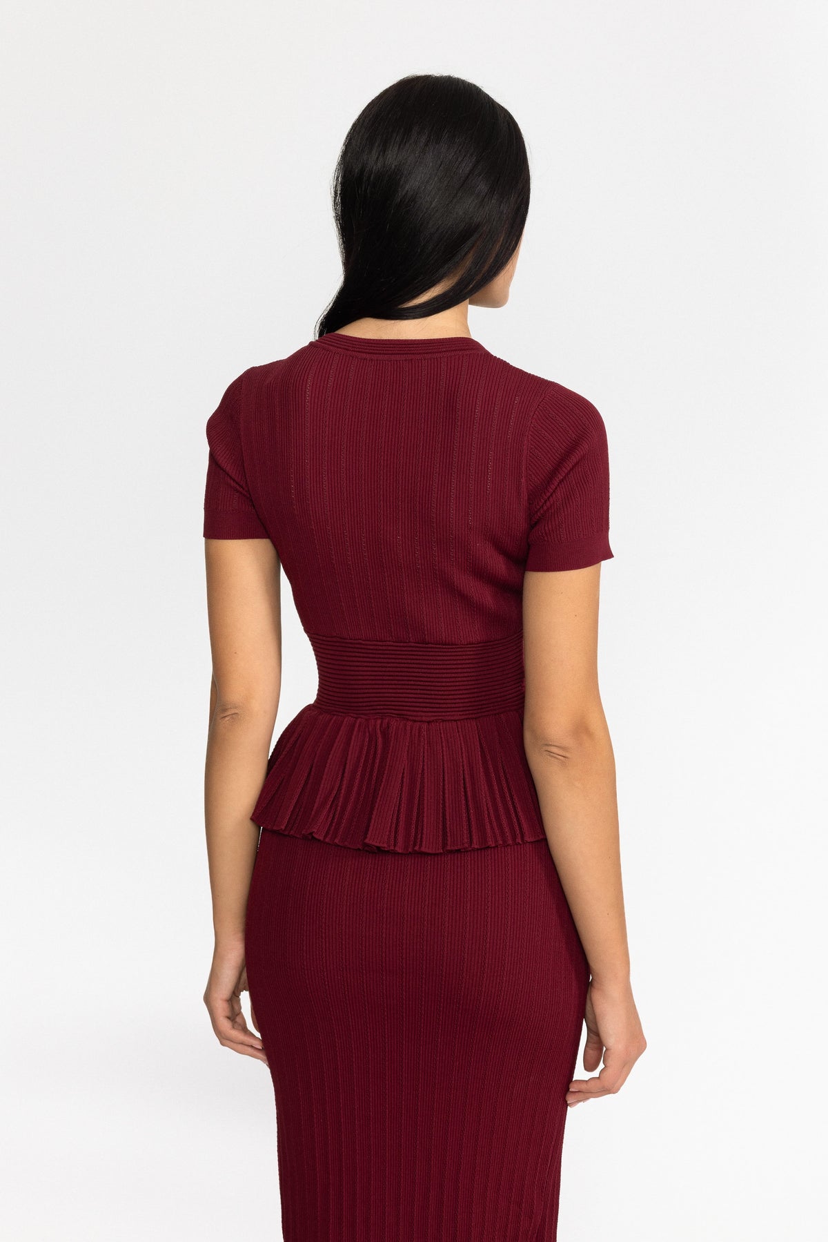 Plissiertes Strick-Midikleid in Bleistiftform mit Schößchen – Weinrot 