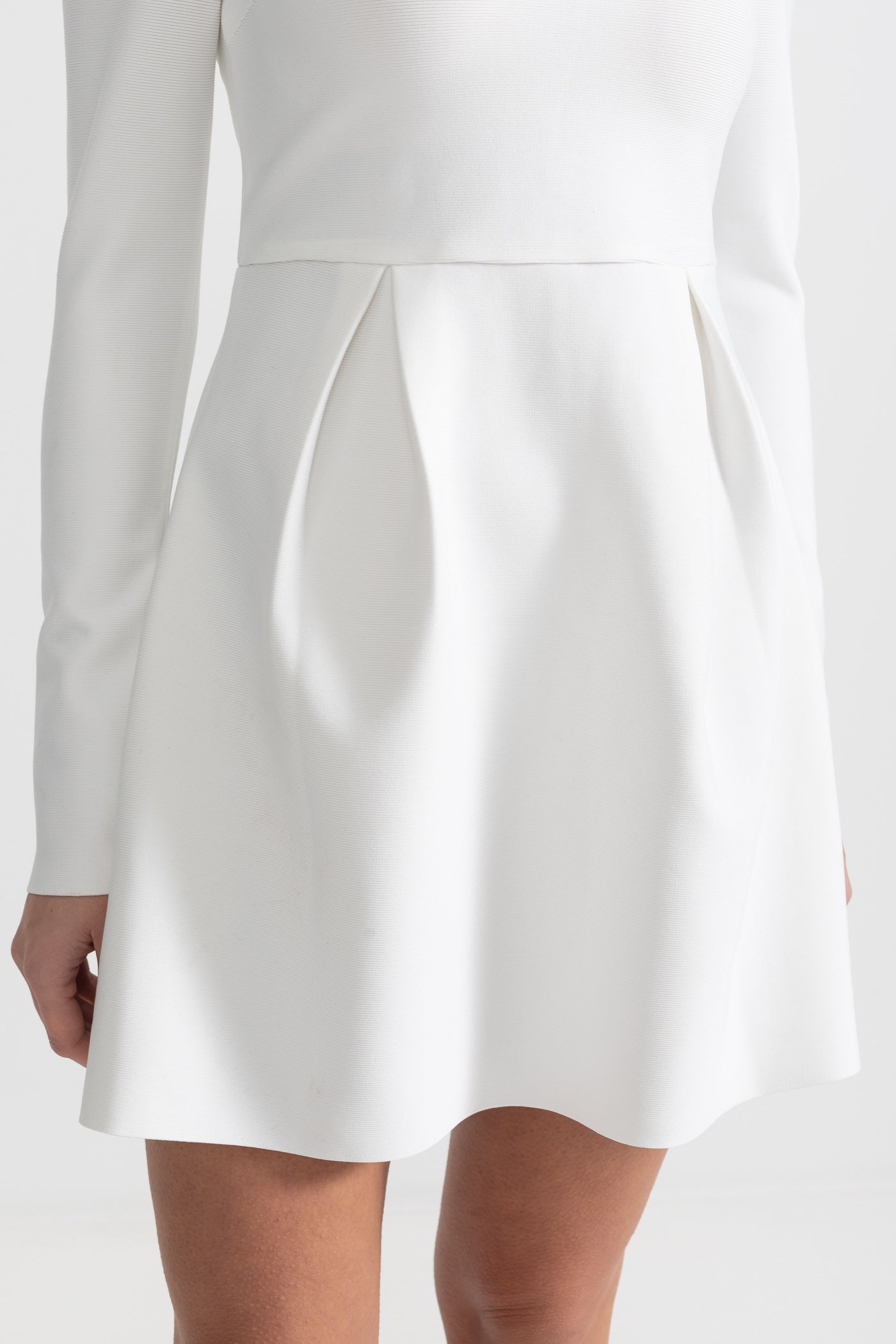 Elegantes Kleid mit quadratischem Ausschnitt und silbernen Blumendetails - Weiß 