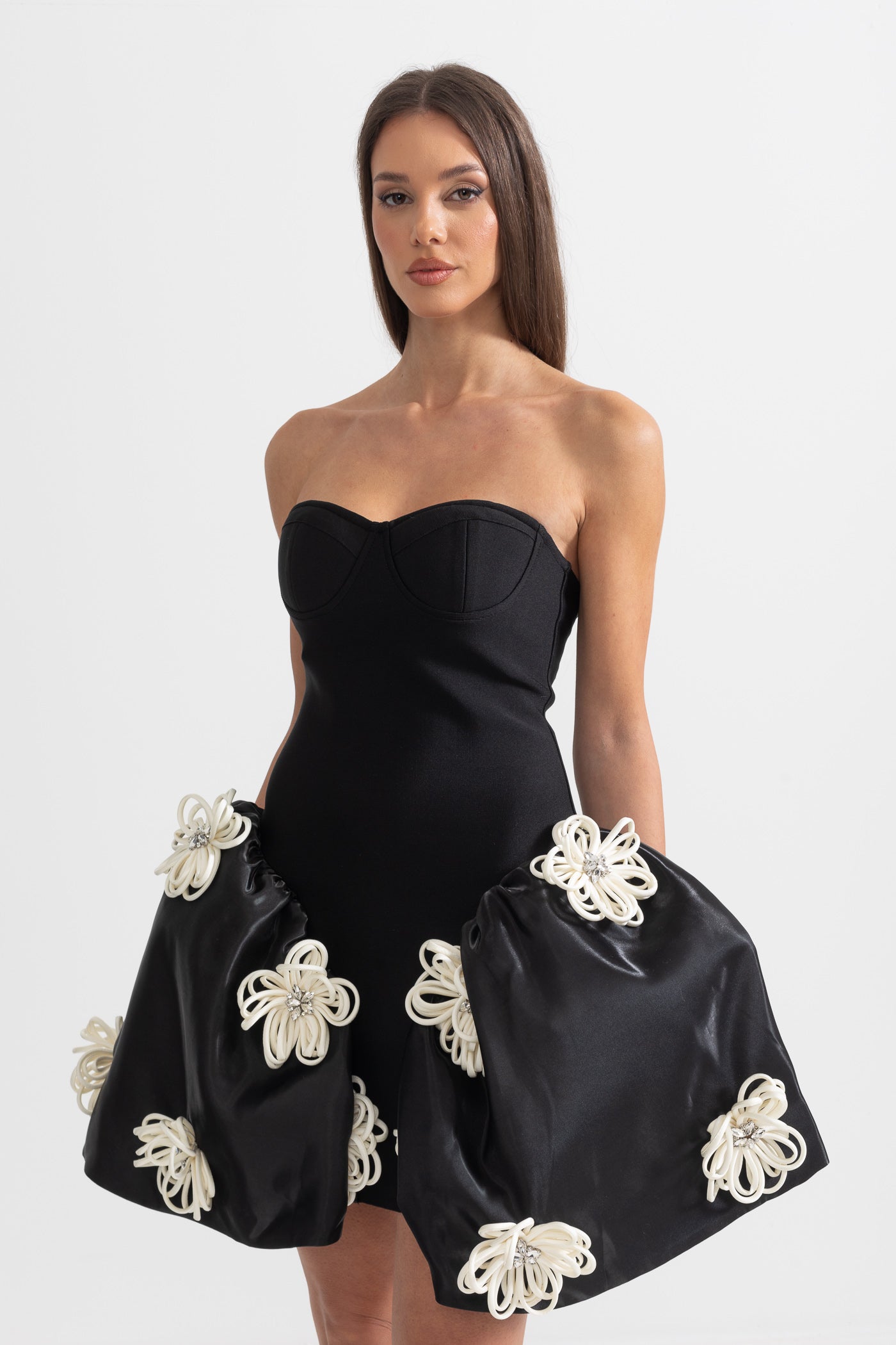 Elegantes Minikleid mit 3D-Silberblumen-Verzierungen – Schwarz 