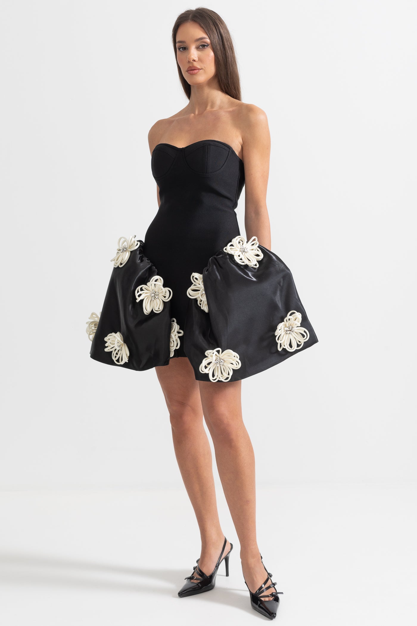 Elegantes Minikleid mit 3D-Silberblumen-Verzierungen – Schwarz 