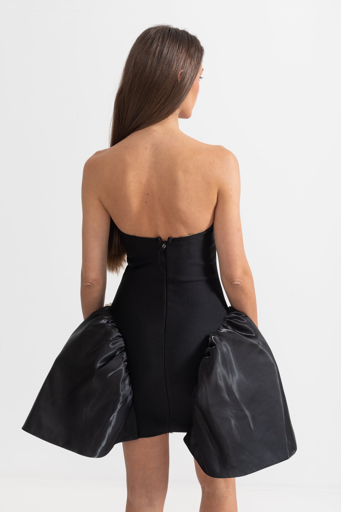 Elegantes Minikleid mit 3D-Silberblumen-Verzierungen – Schwarz 