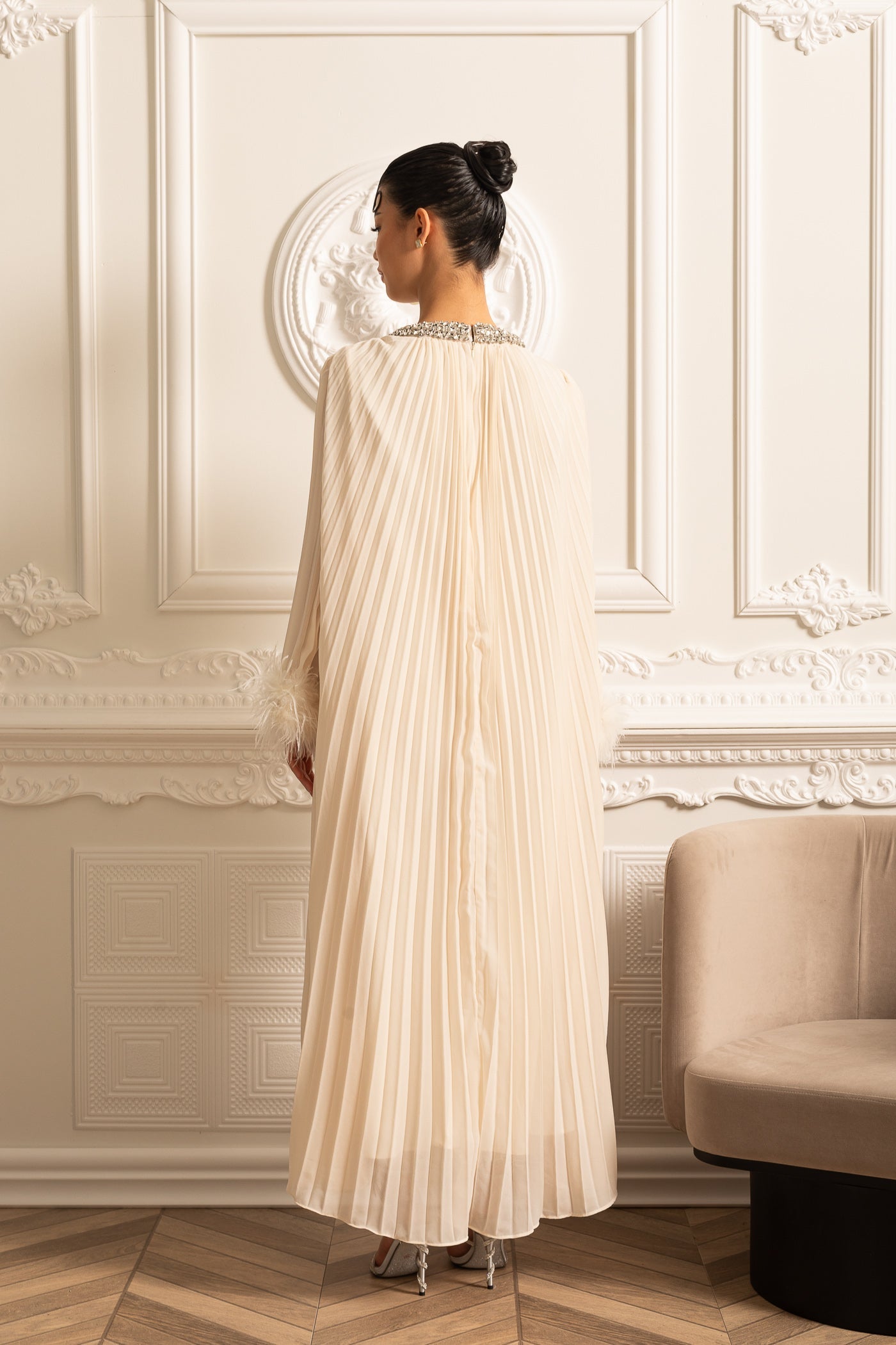 Pleated Long Dress With Feathered Cuffs And Sparkling Neckline - Ivoire