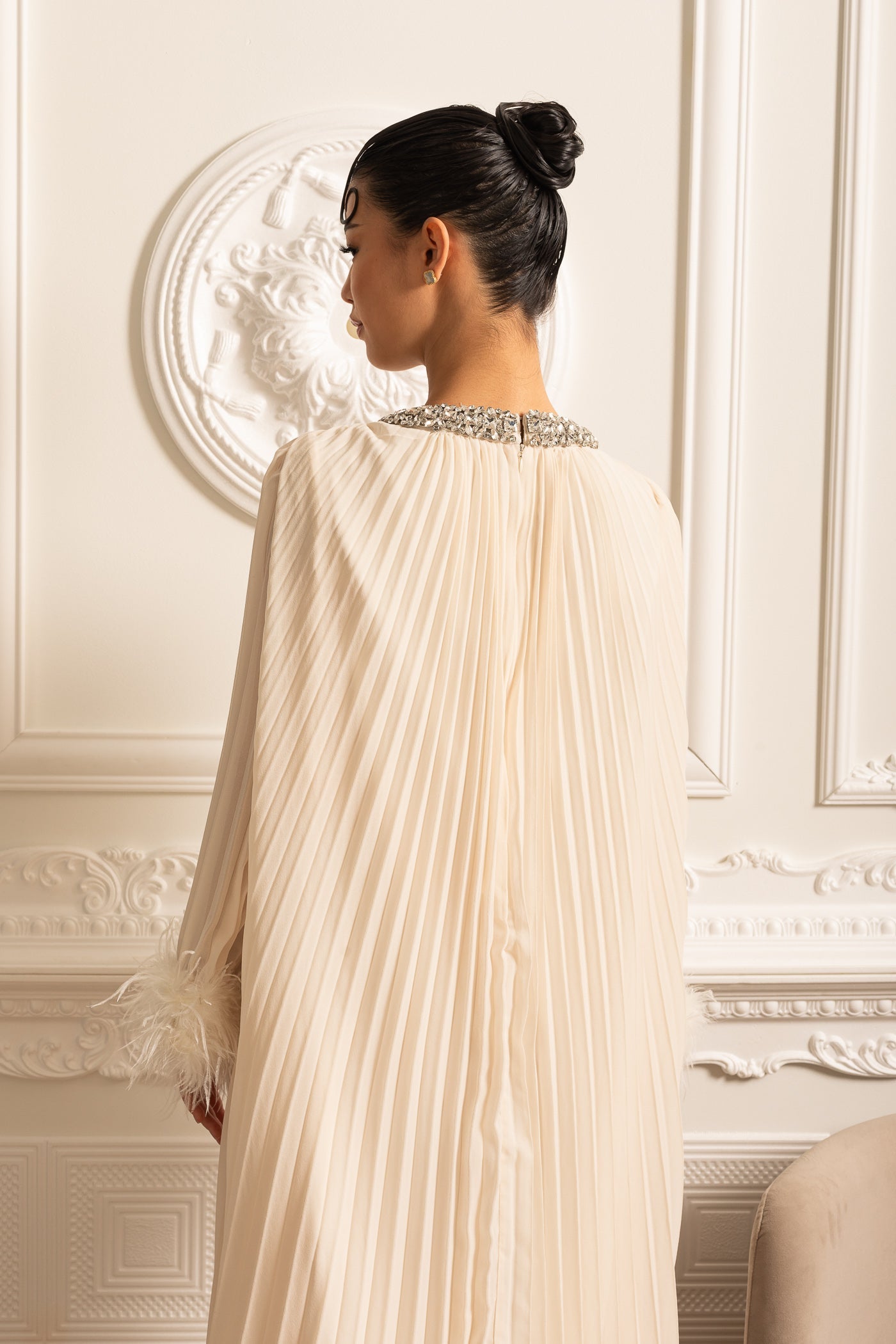 Pleated Long Dress With Feathered Cuffs And Sparkling Neckline - Ivoire