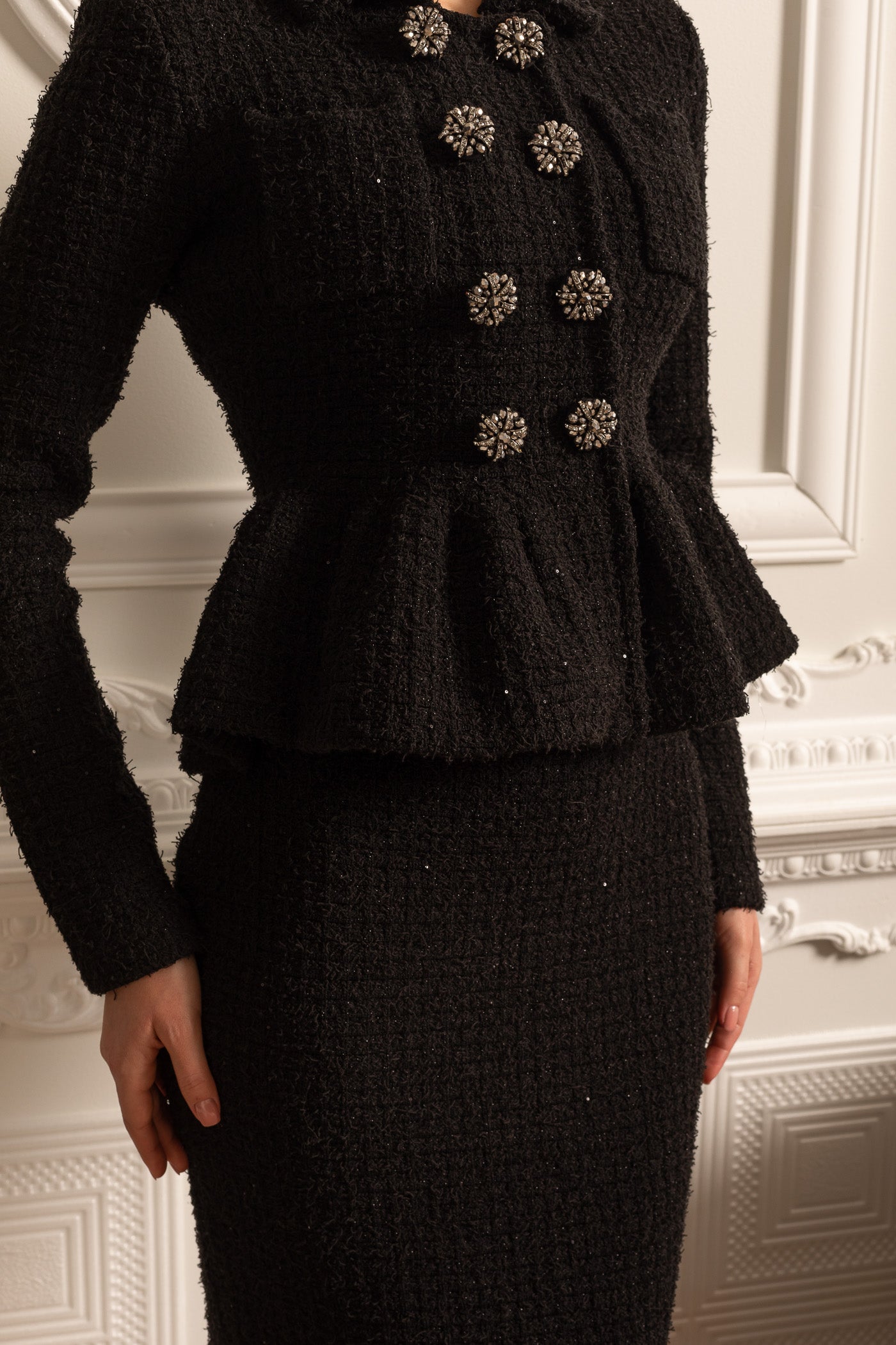 Gestricktes, strukturiertes Kleid mit Peplum-Taille und dekorativen Knöpfen - Schwarz 