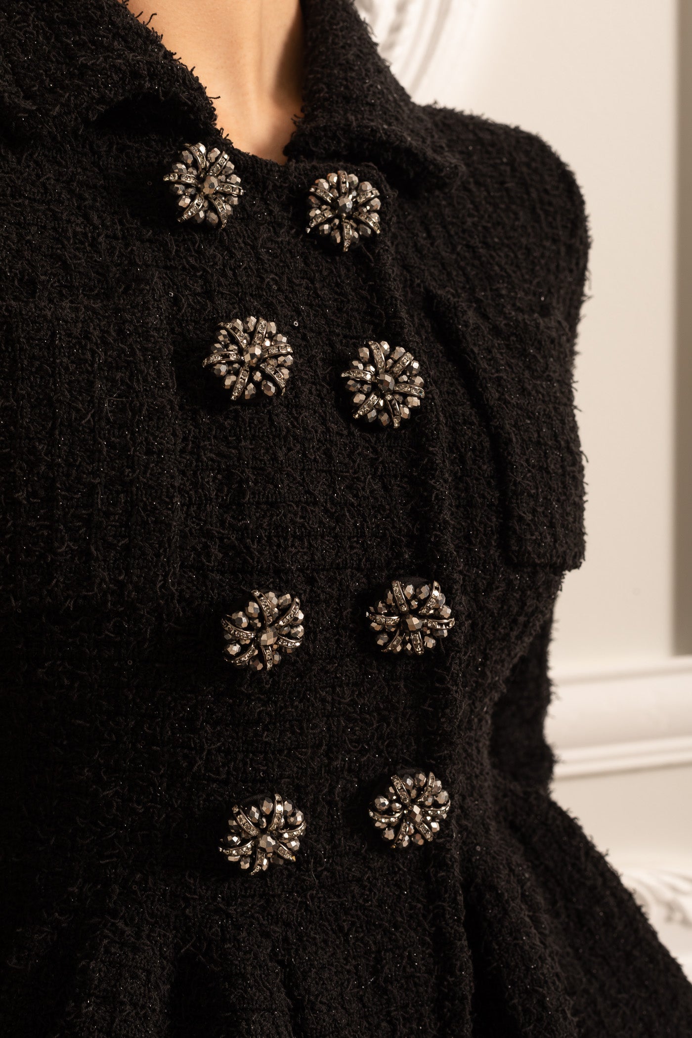 Gestricktes, strukturiertes Kleid mit Peplum-Taille und dekorativen Knöpfen - Schwarz 